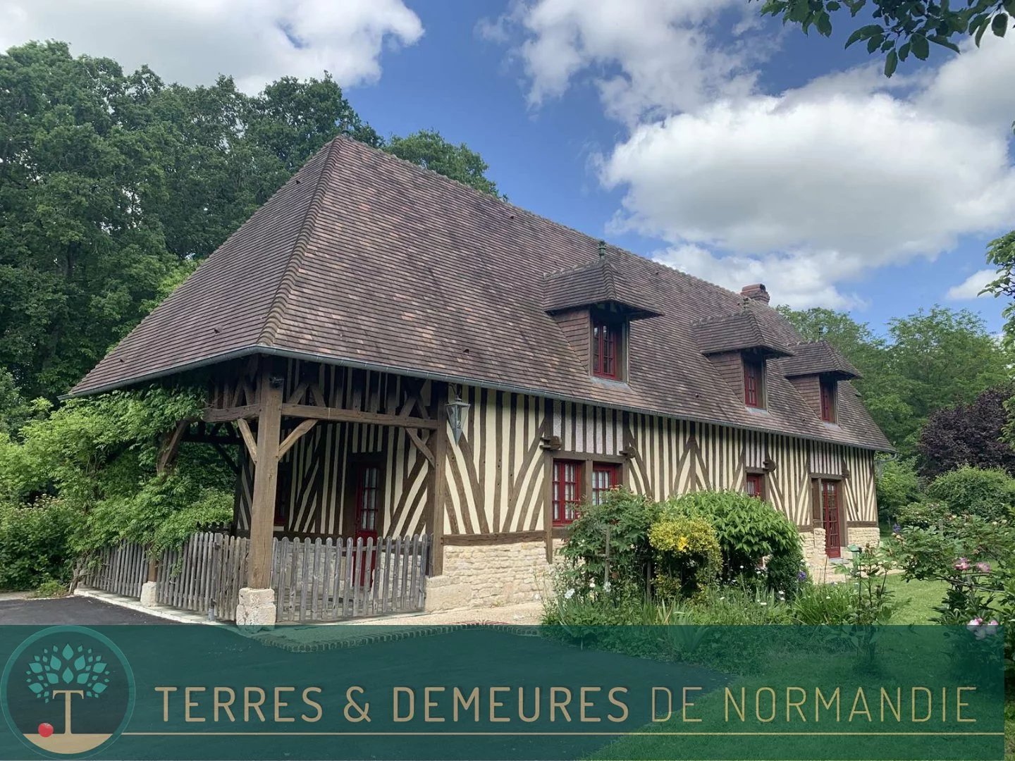 Région PAYS D'AUGE du CALVADOS, à proximité de LISIEUX, belle maison de style Normand, restauré.