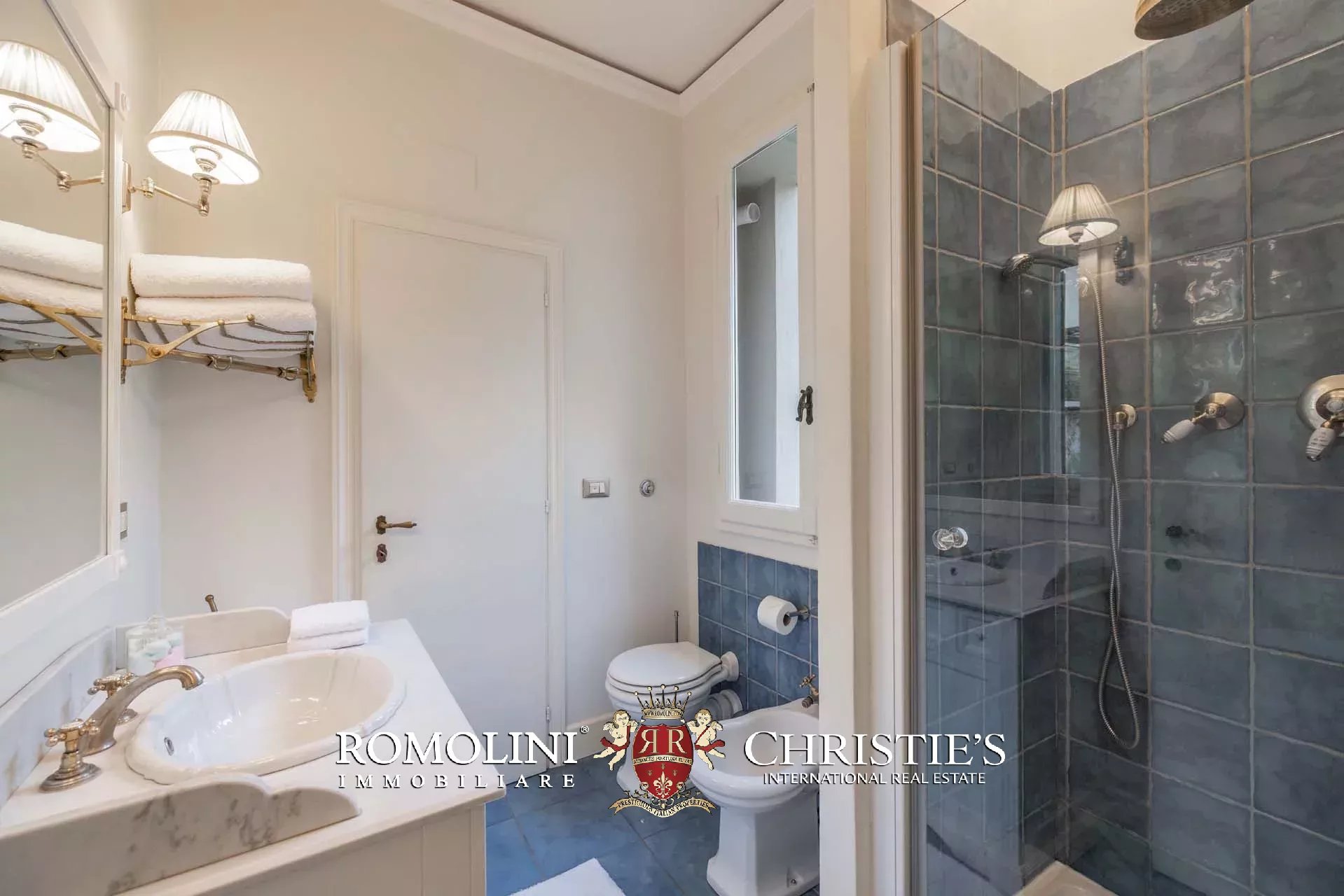 PRACHTVOLLER RESTAURIERTER PALAZZO MIT BLICK AUF DAS HISTORISCHE ZENTRUM VON FLORENZ ZU VERKAUFEN