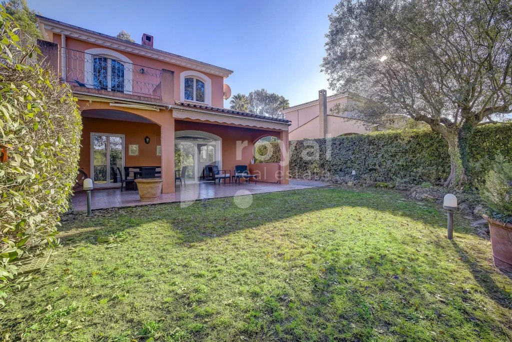 Villa for sale in Mougins — Villa with garden in a gated estate – Royal Mougins Golf