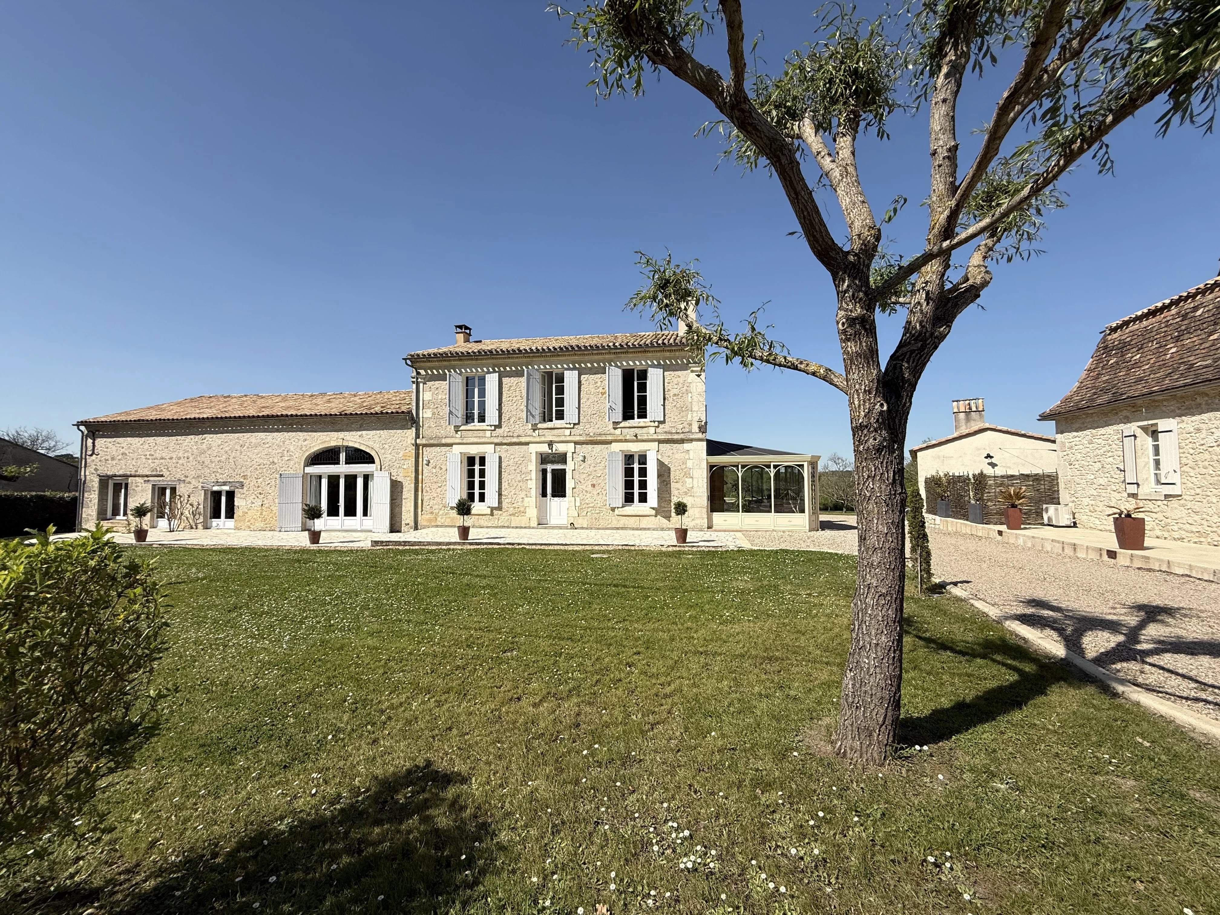 3-bedroom stone house with guest house, 2 swimming pools and outbuildings