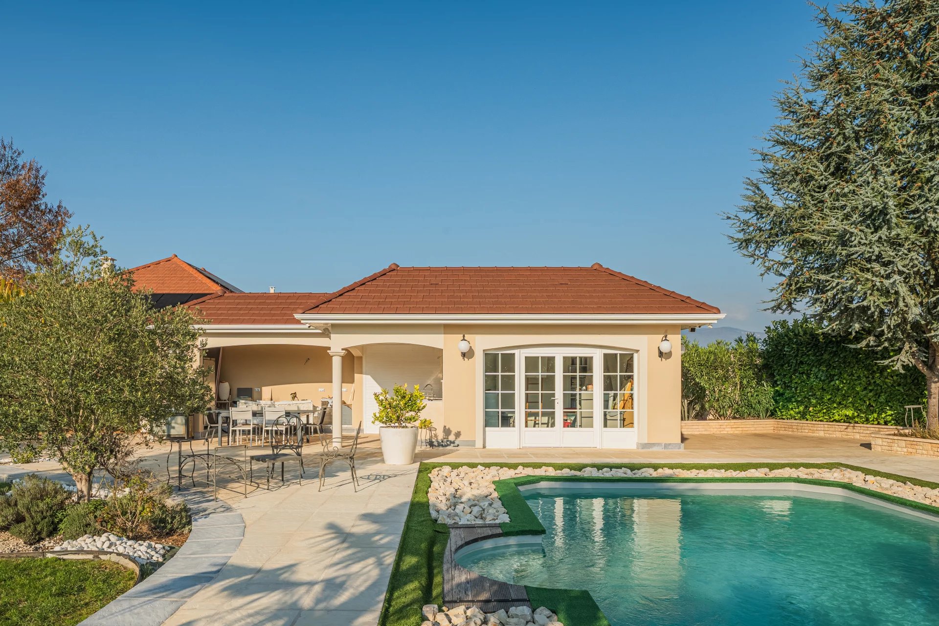 Contemporary villa of 240 m² with heated swimming pool, 49 minutes from Lyon - picture 2