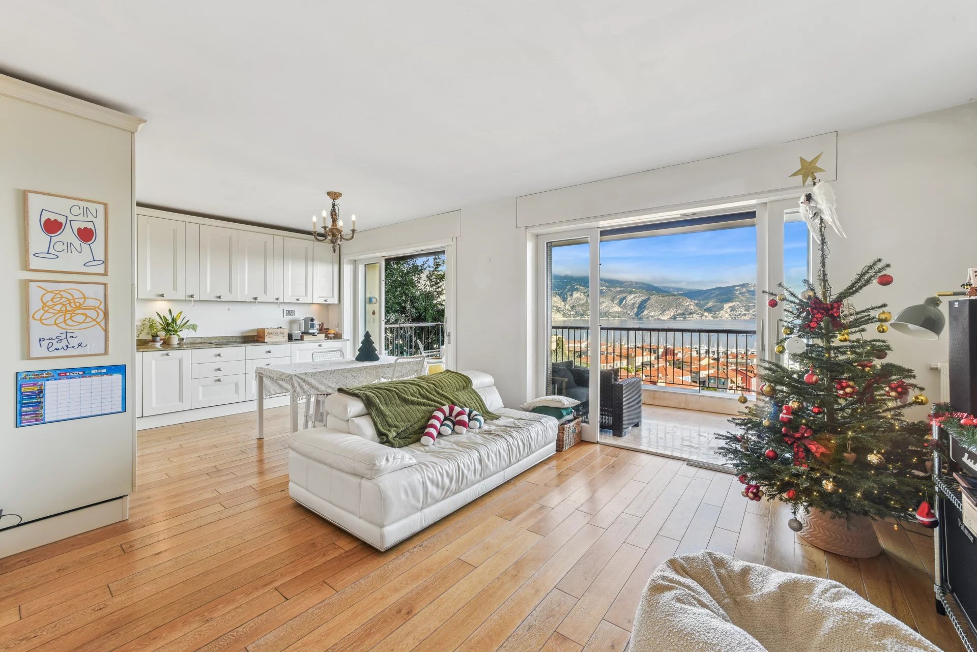 Dual apartment opportunity with open sea view, 41 m² of terraces, garage and parking