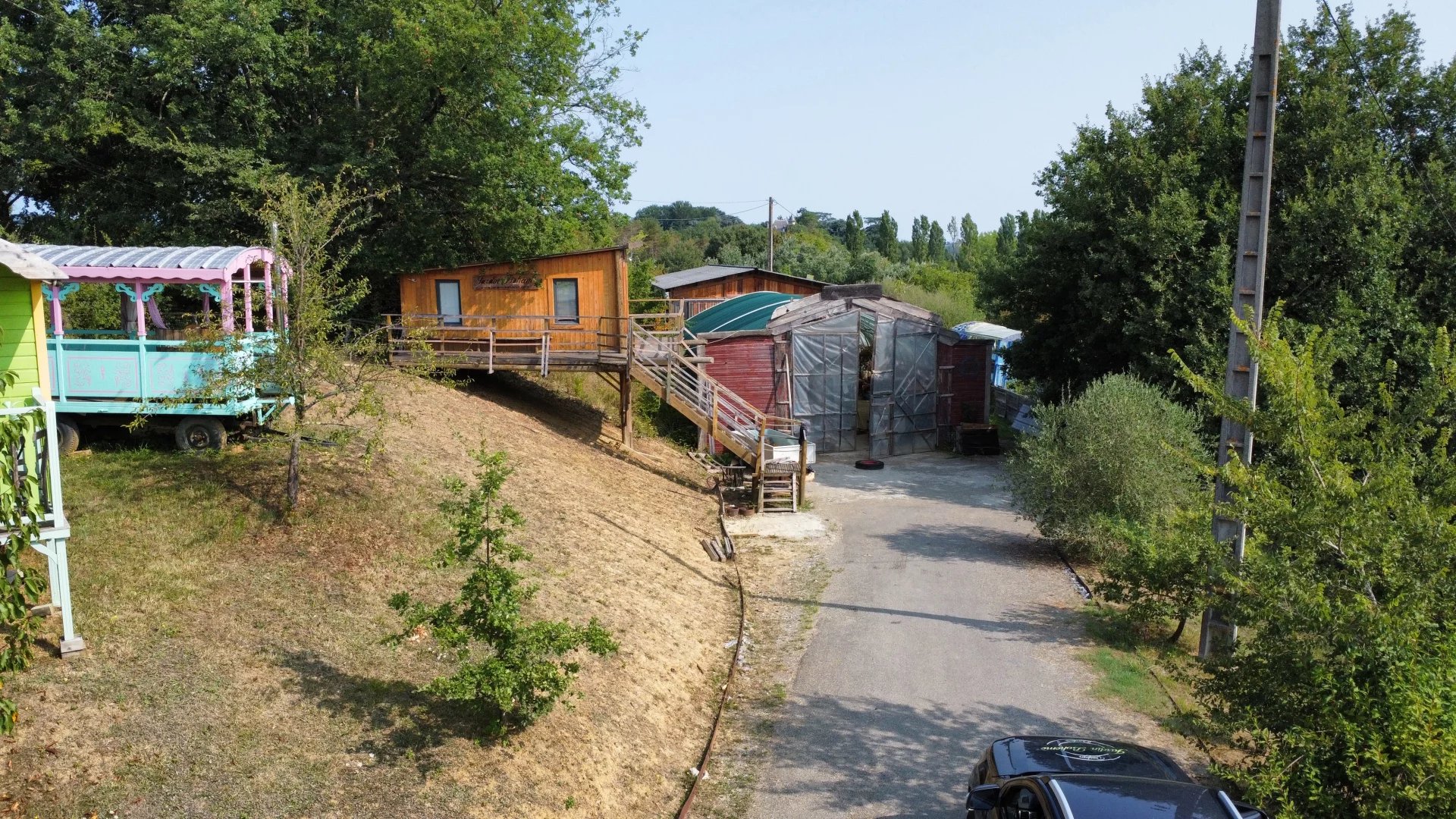 Bâtiment sur terrain d'environ 6800m2