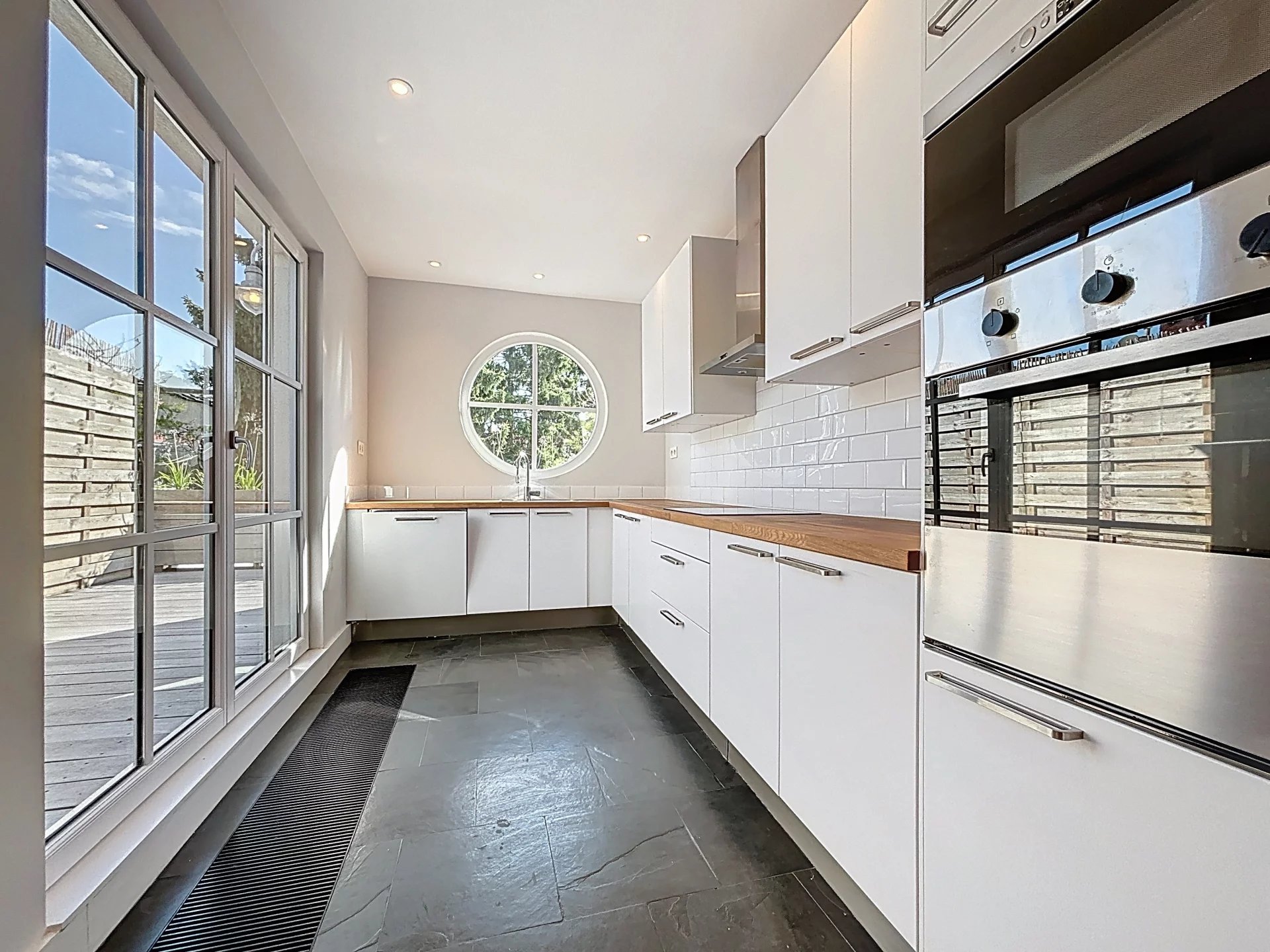 Appartement de caractère rénové de 125 m2 deux chambres terrasse