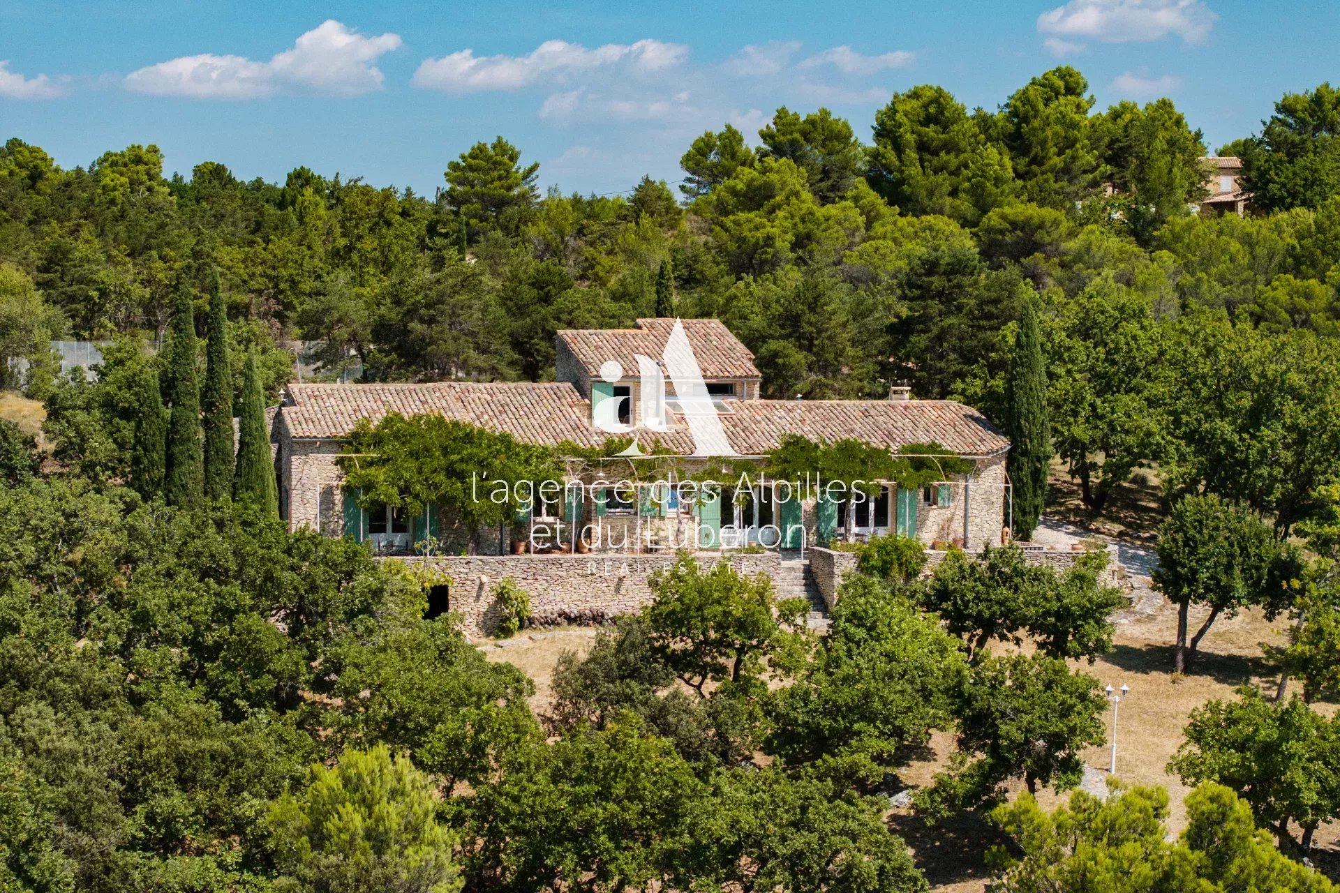 NEAR GORDES - AUTHENTIC PROPERTY WITH PANORAMIC VIEWS