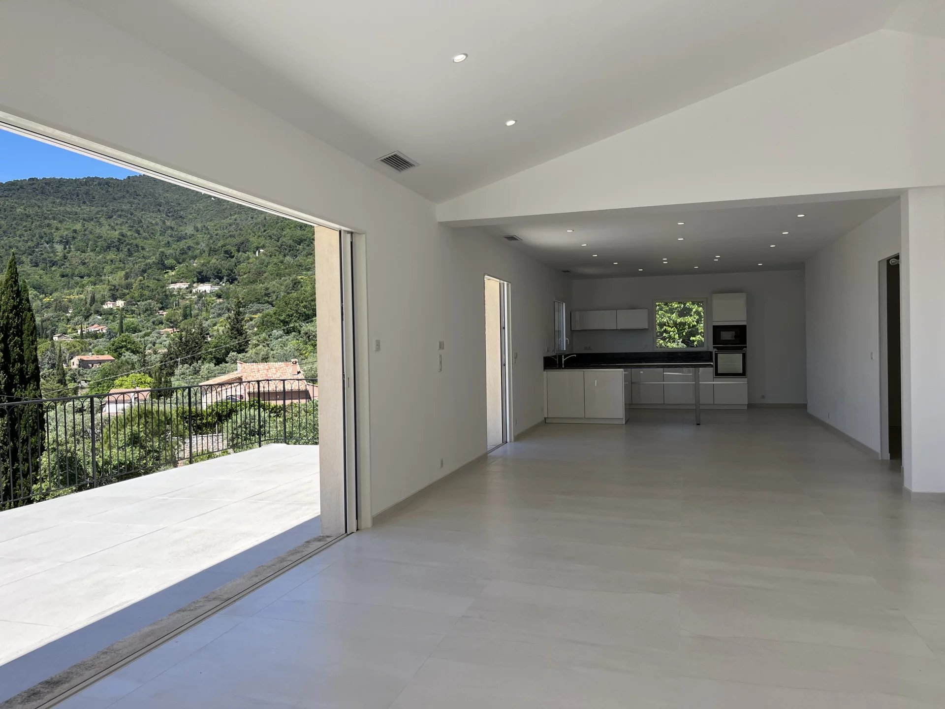 New build villa with panoramic views & walking distance - Seillans