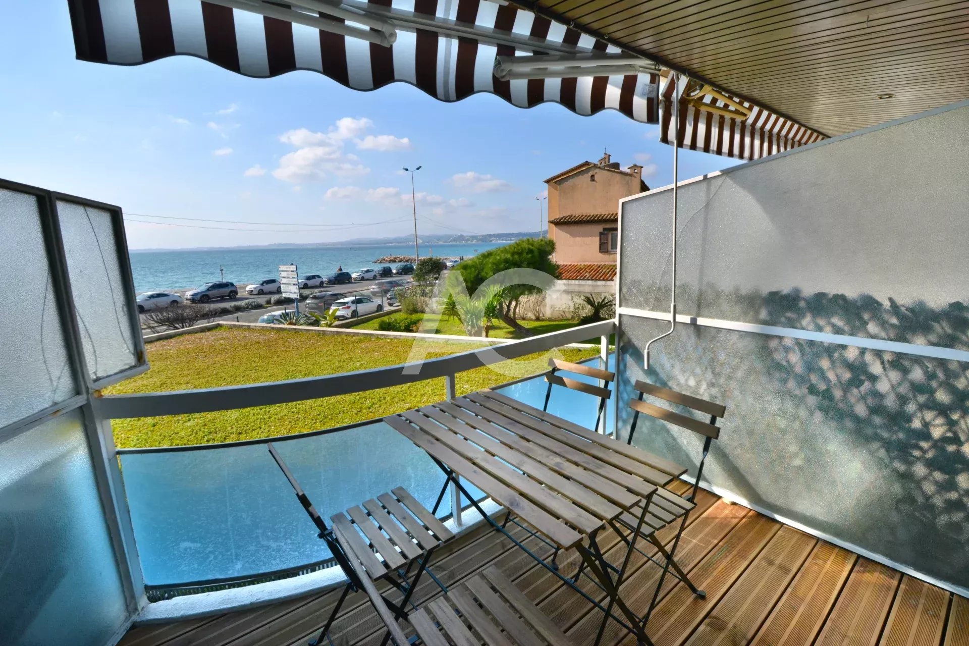 CAGNES-SUR-MER - 3 PIECES EN FRONT DE MER AVEC PARKING
