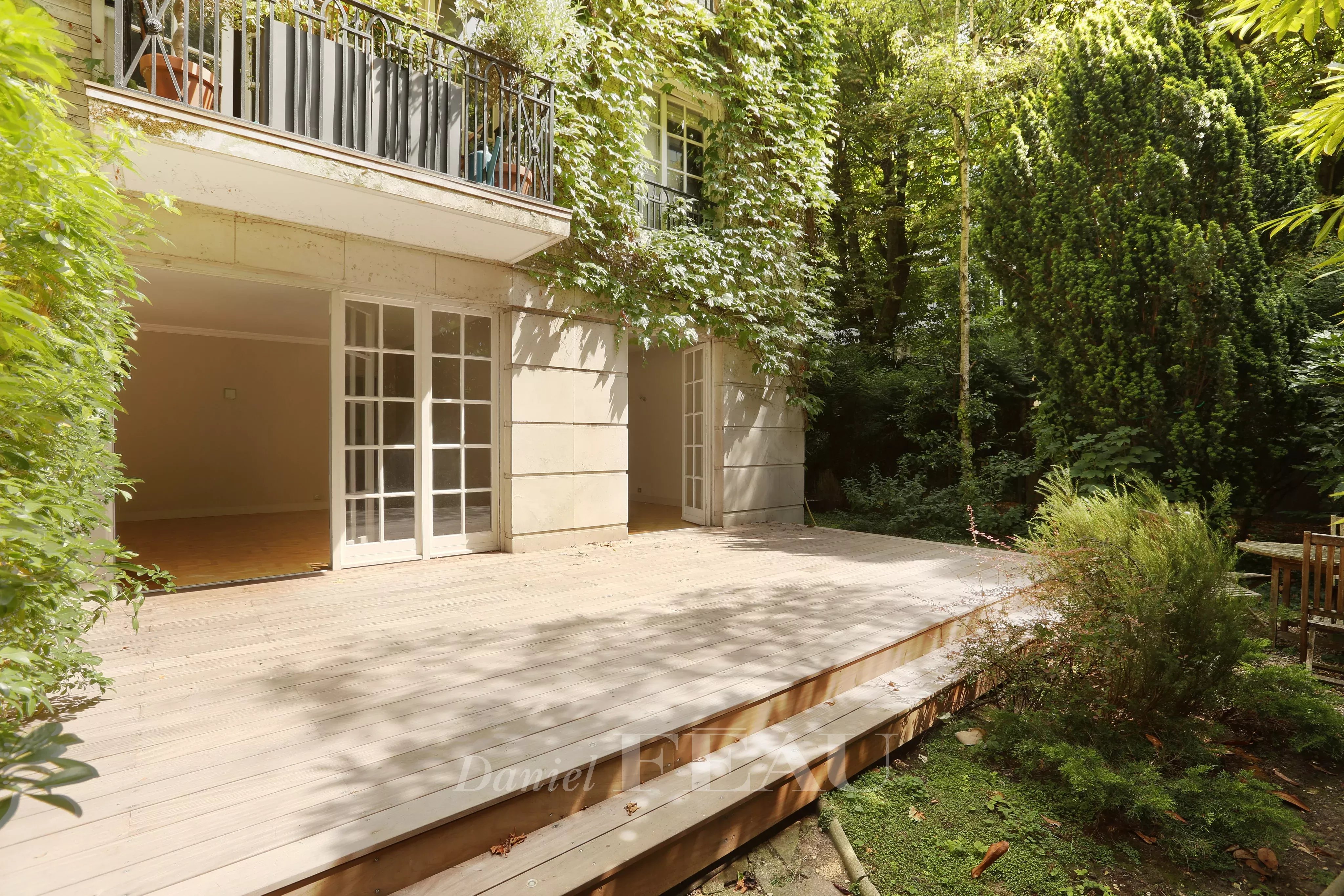 Magnifique appartement en rez-de-jardin, avec 200 m² de jardin et terrasse