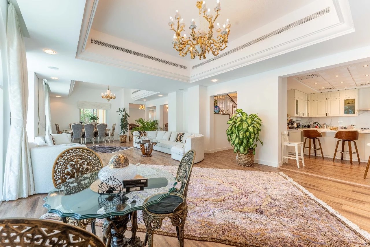 Beautiful 5-Bedroom Villa with Golf Course Views