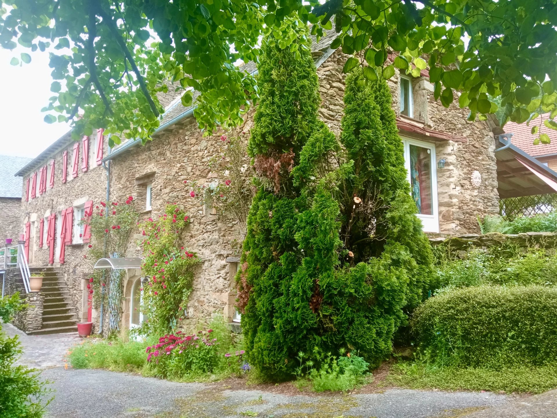 Propriété en pierre pleine de charme avec lac privé, piscine intérieure et potentiel locatif