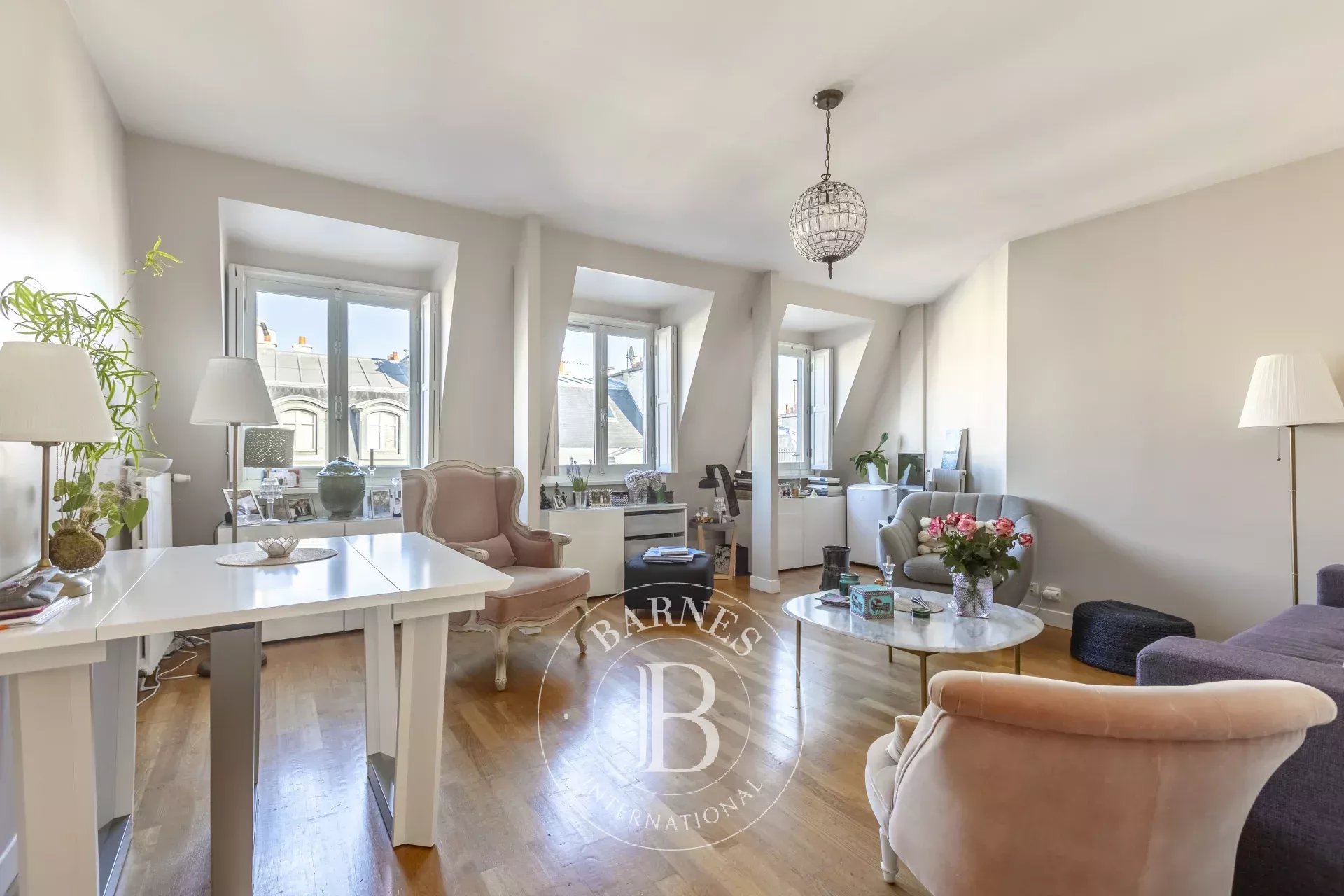 Paris 16 - Exclusive listing - Victor Hugo - top floor - 2 en-suite bedrooms - view of rooftops and sky