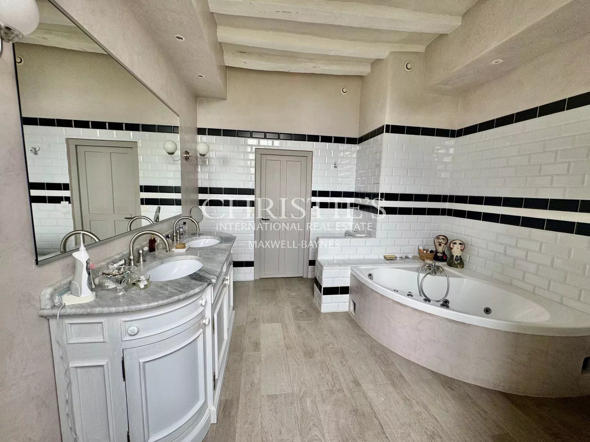 6 Bedroom Villa/Townhouse's Image 16