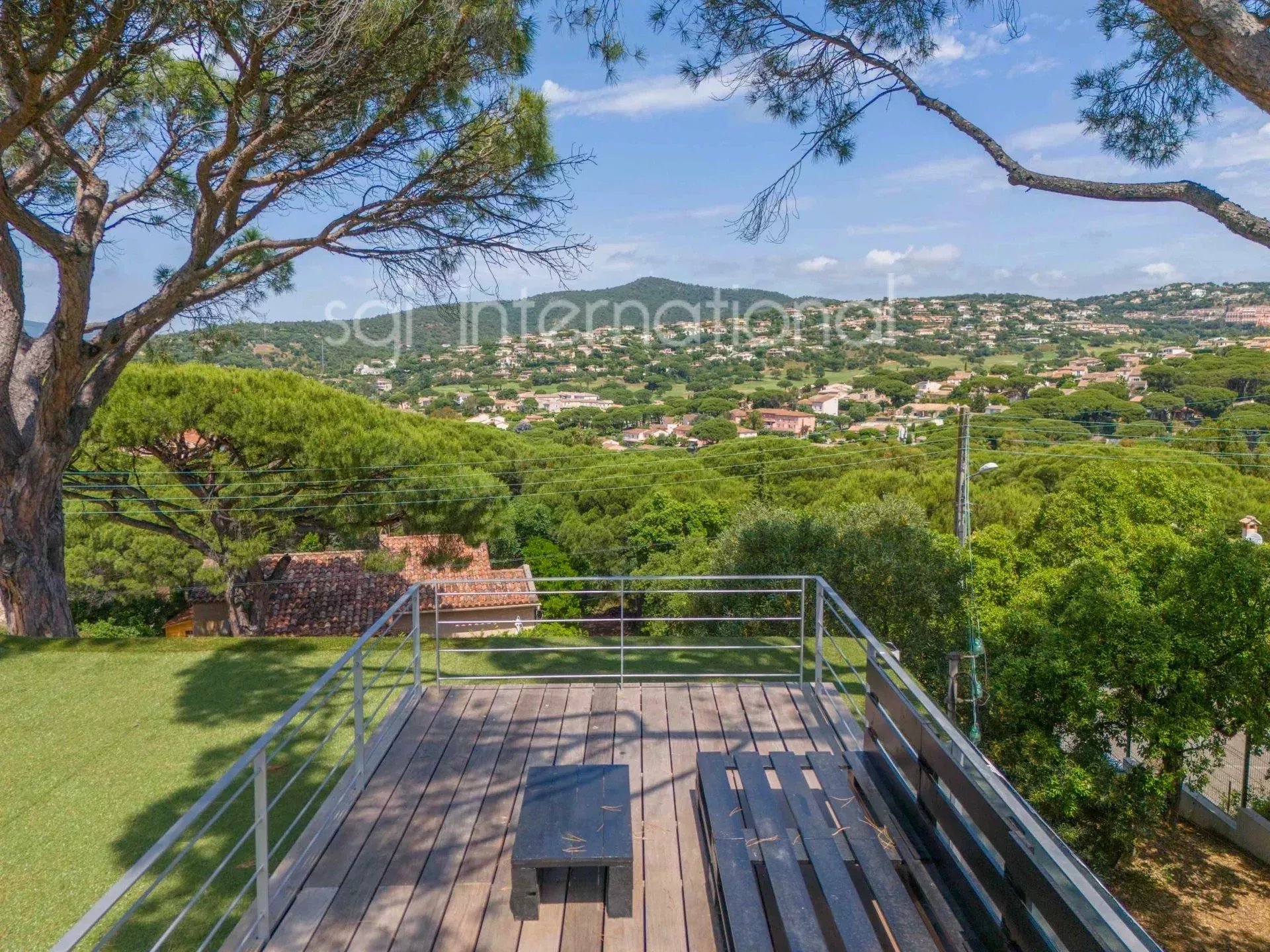 Sainte-Maxime: magnificent new villa 1.5km from the beach.
