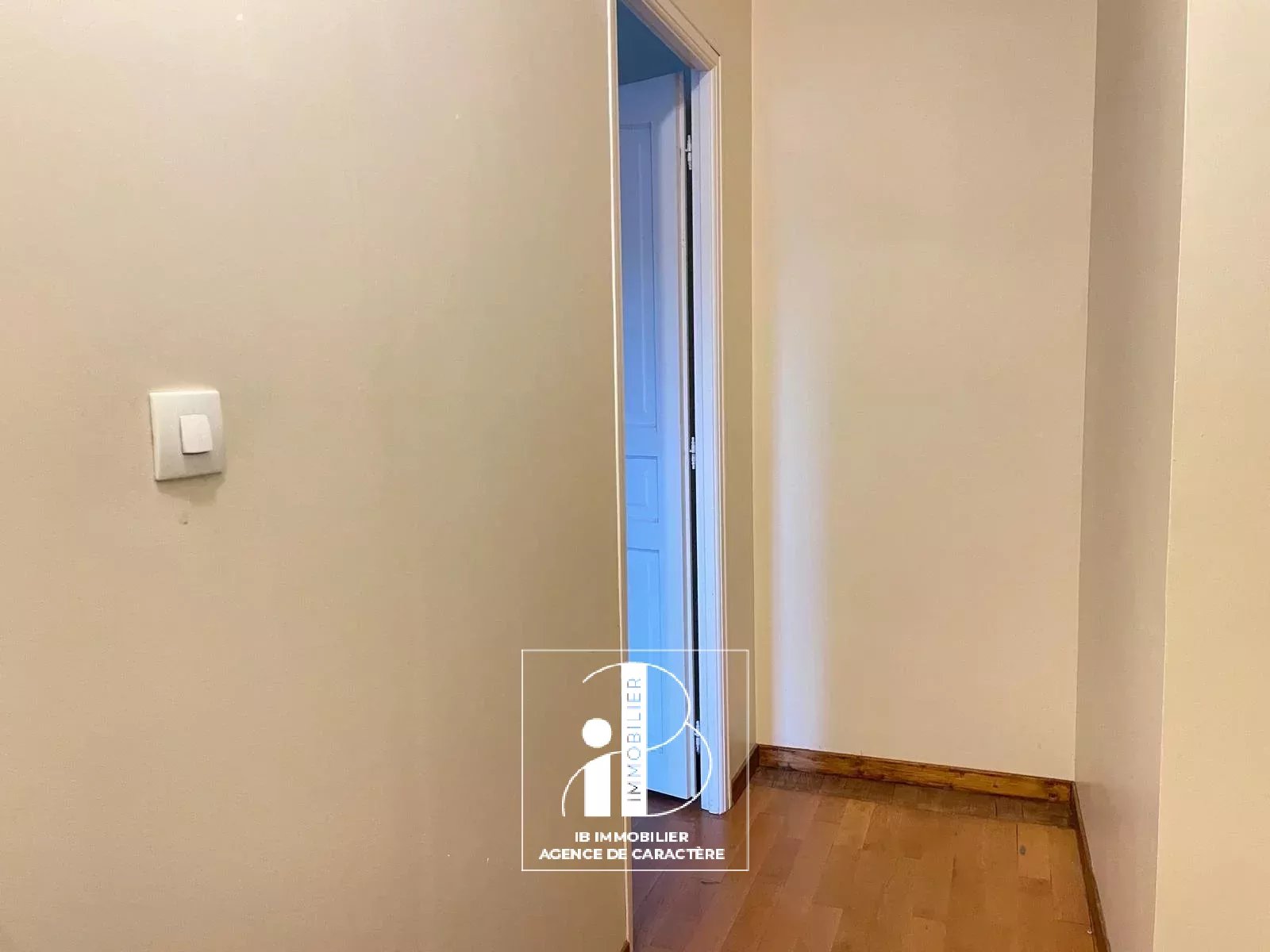 MORET-SUR-LOING - NEAR TOWN CENTER - 3-ROOM DUPLEX OF 80 m² WITH PARKING SPACES