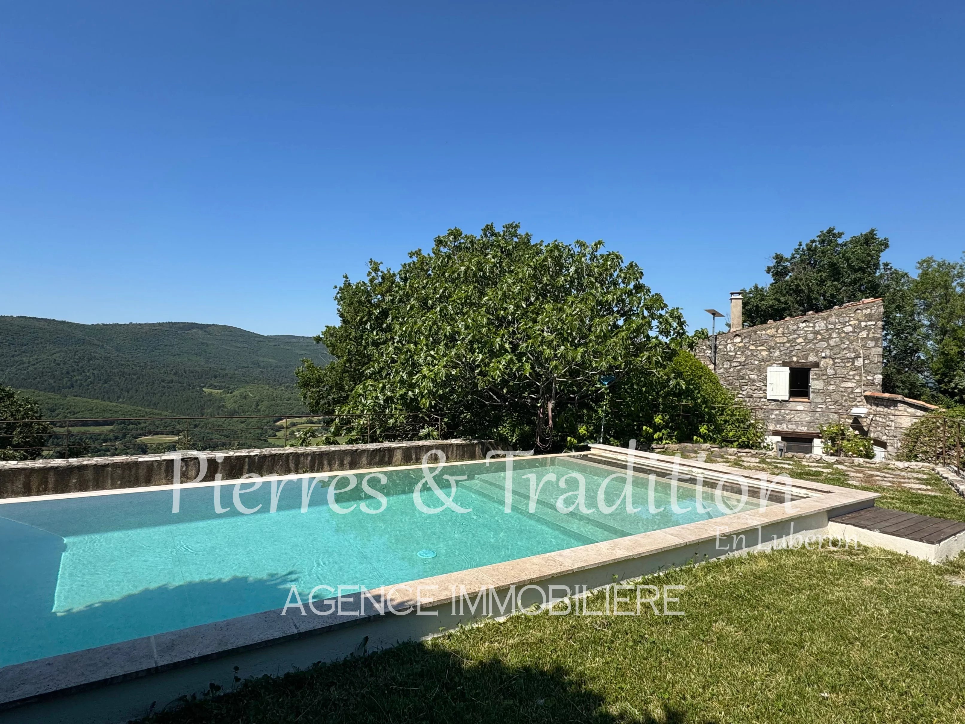 Luberon, exceptional property with panoramic view and swimming pool on the edge of a village