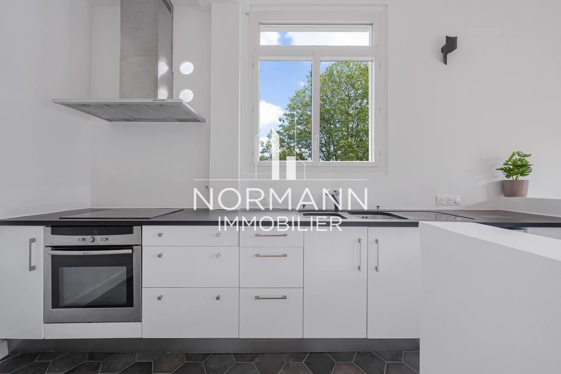 NEUILLY SUR SEINE- LONGCHAMP/DELABORDERE-3 BEDROOMS-TERRACE