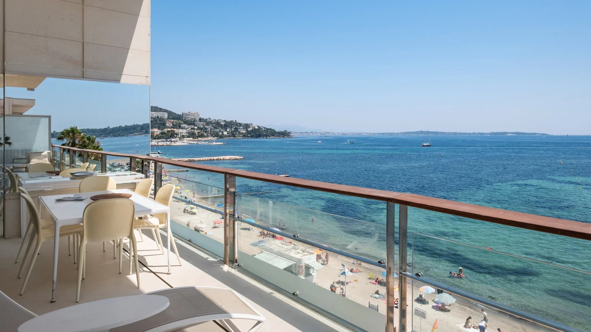 Contemporary apartment