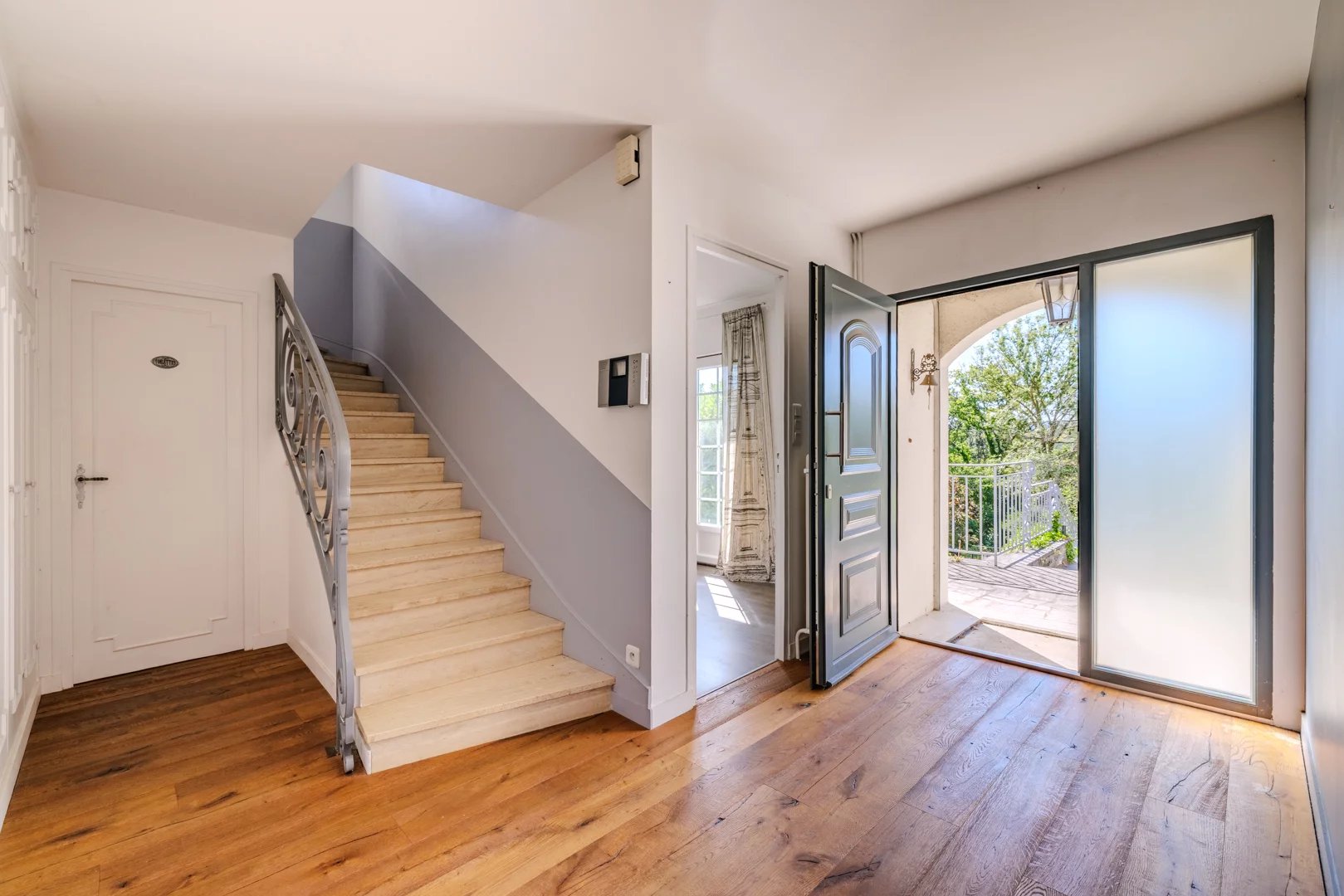 Agence immobilière de PARIS - LONDON - PAROS