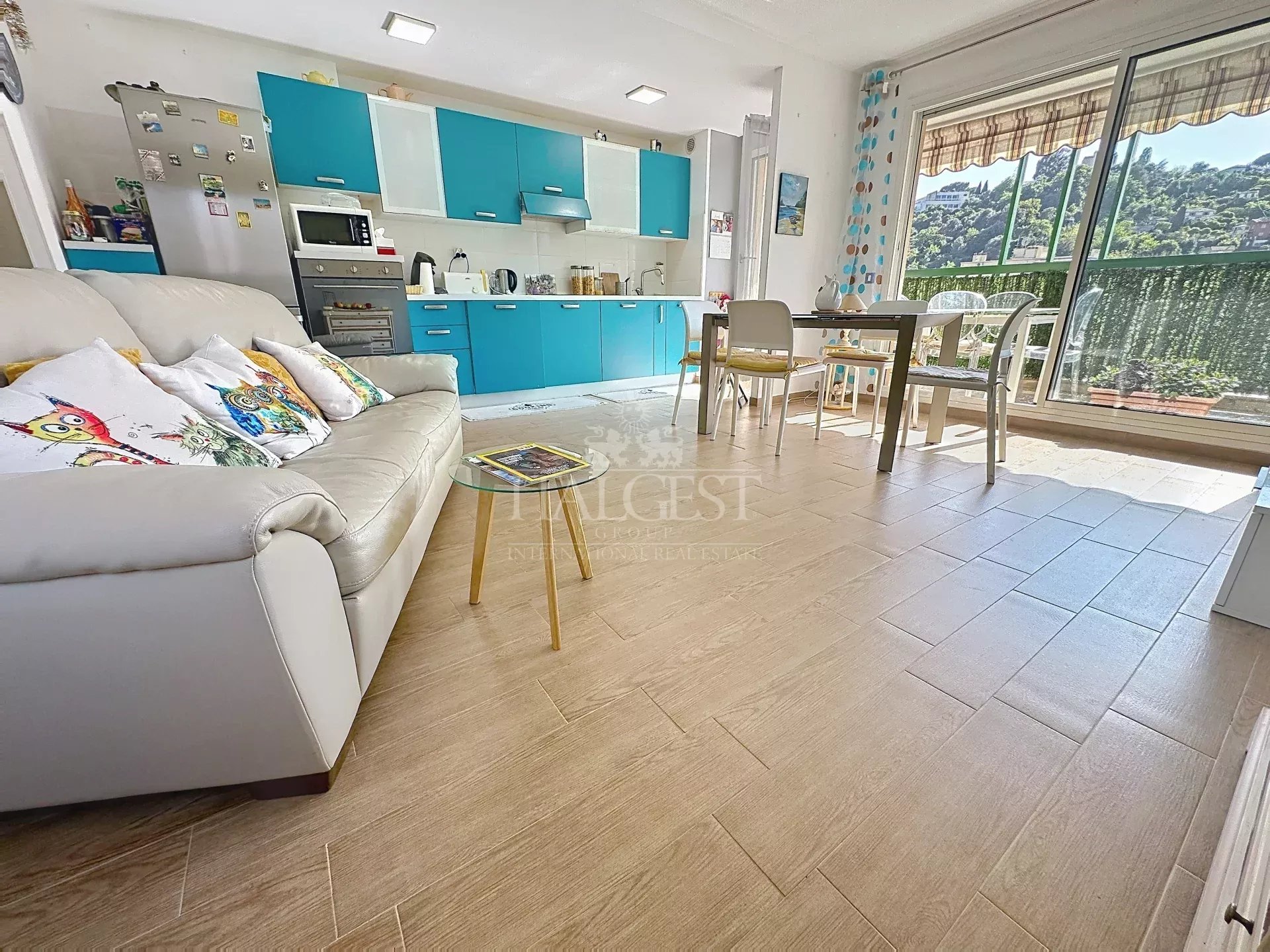 Menton – Bas Borrigo: Luminoso trilocale con terrazza e vista aperta