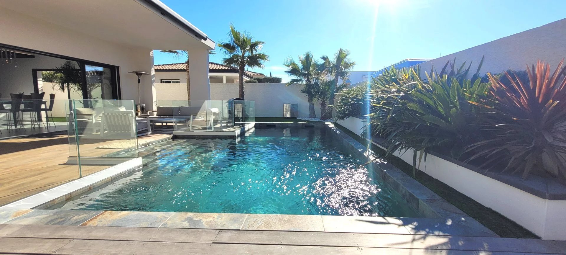 Vias 34450 A la recherche d'un bien Exclusif au Bord de la Méditerranée découvrez cette Splendide Villa de 5 pièces avec piscine sur terrain de 737m²