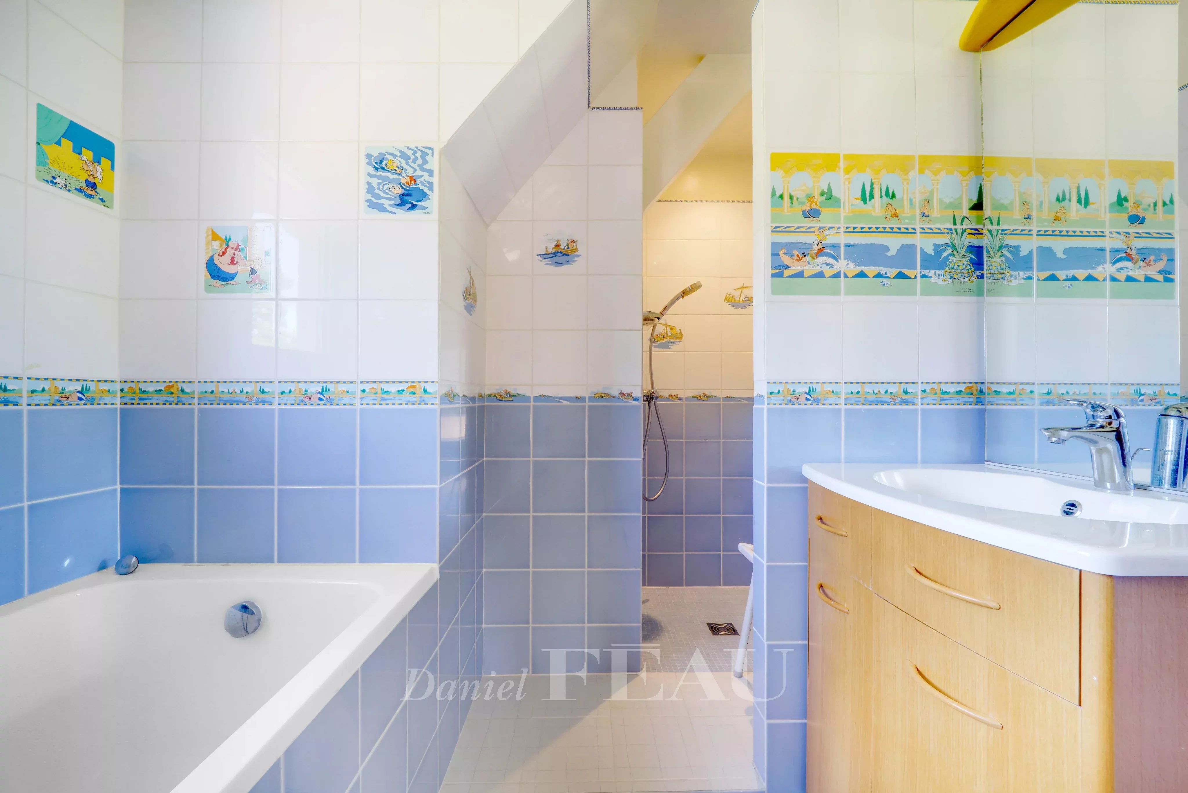 Une salle de bains équipée de douche