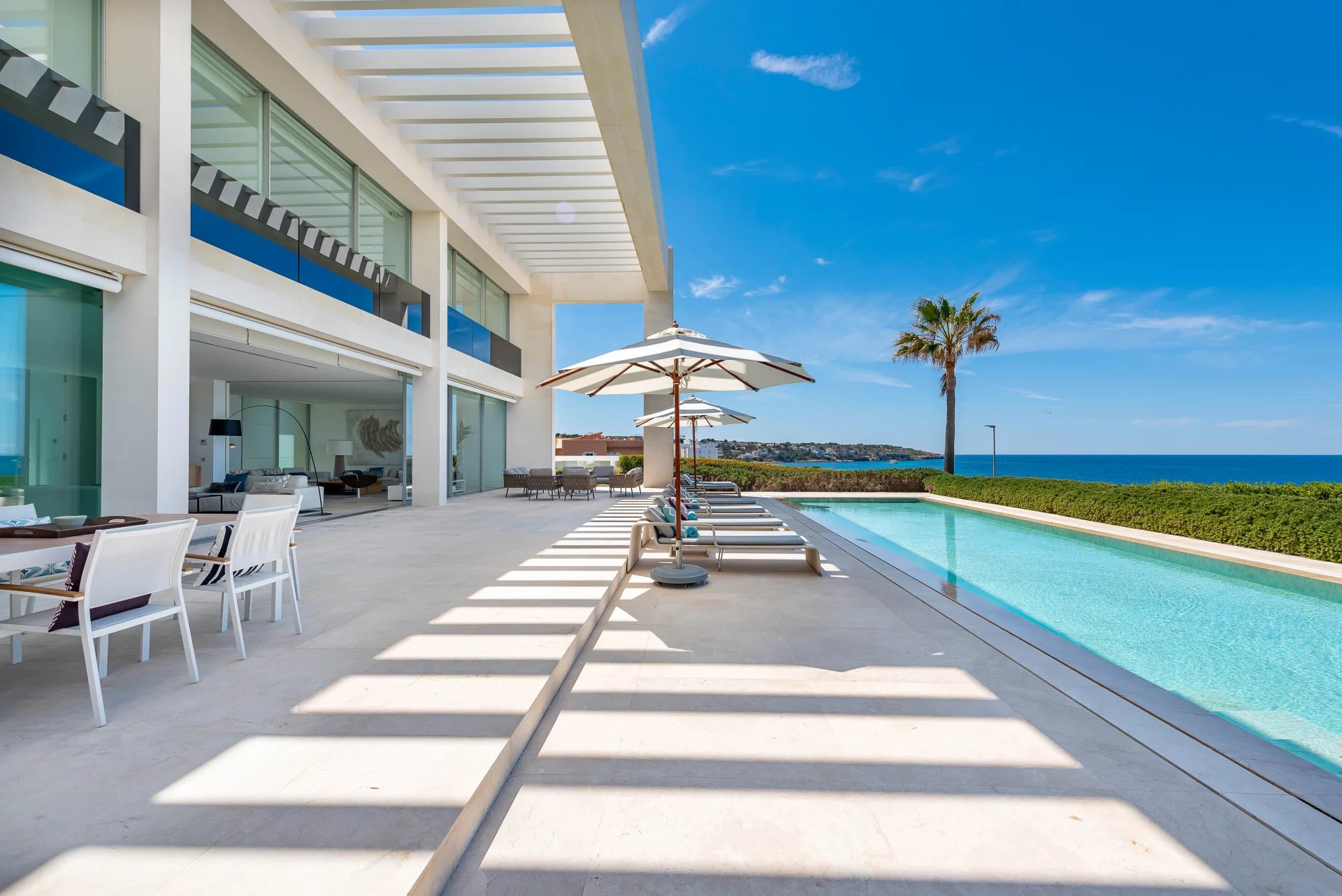 Spectacular luxury Villa Frontline to the Sea