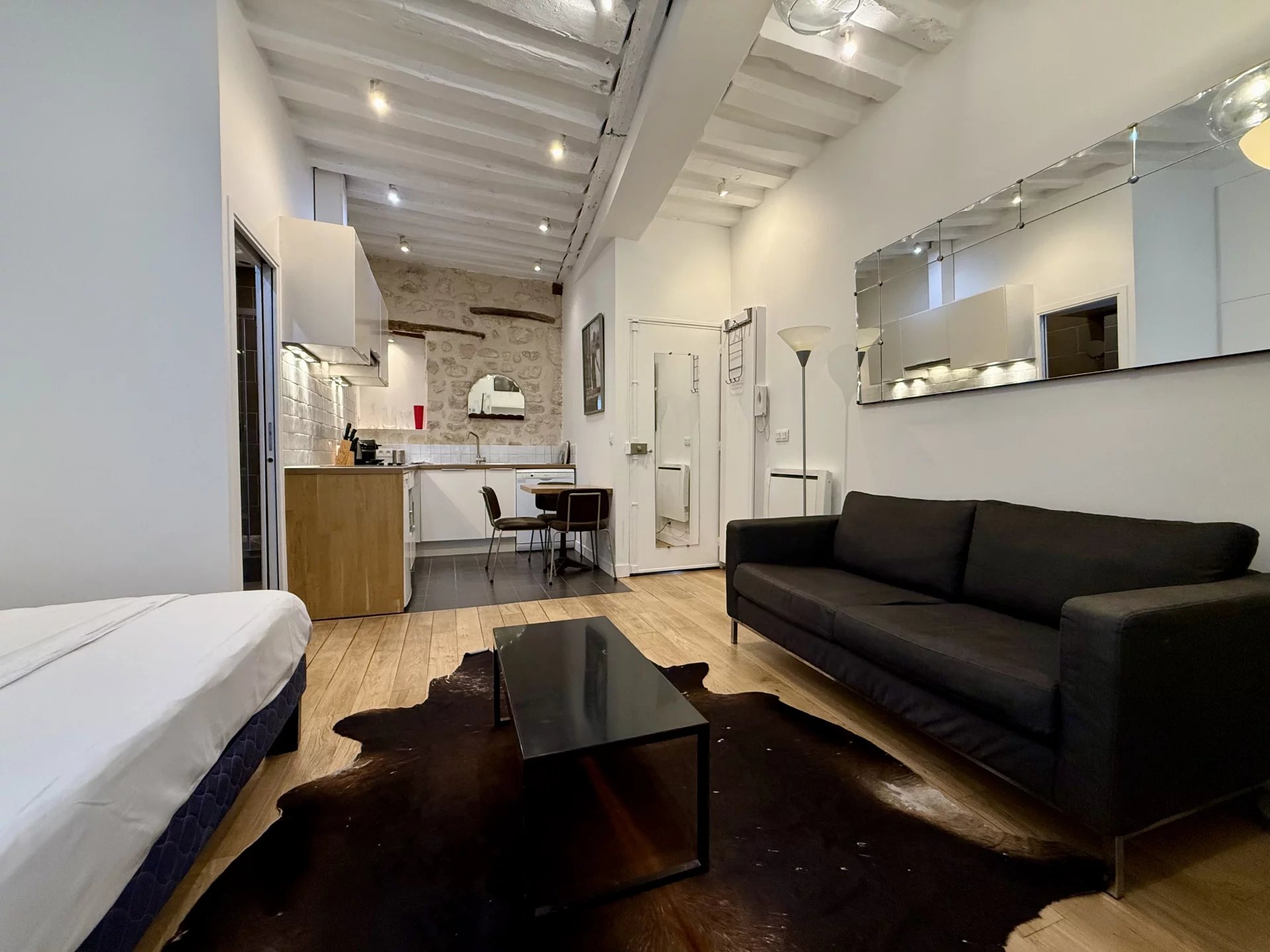 GRAND STUDIO MEUBLÉ RÉNOVÉ AU COEUR DU MARAIS