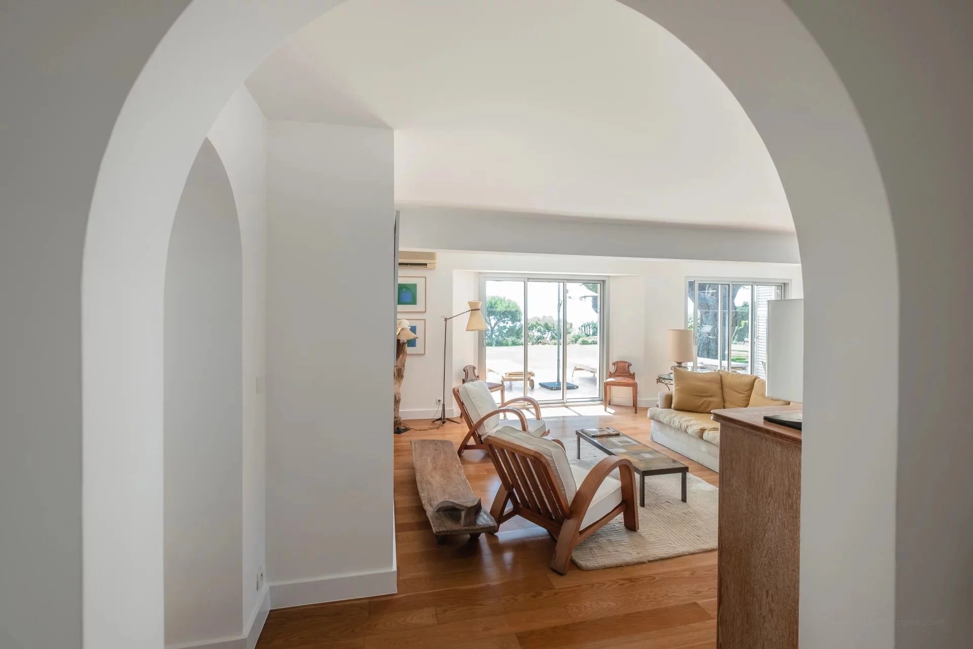 Villa provençale en deuxième ligne avec jardins plats, piscine chauffée et vue sur la mer