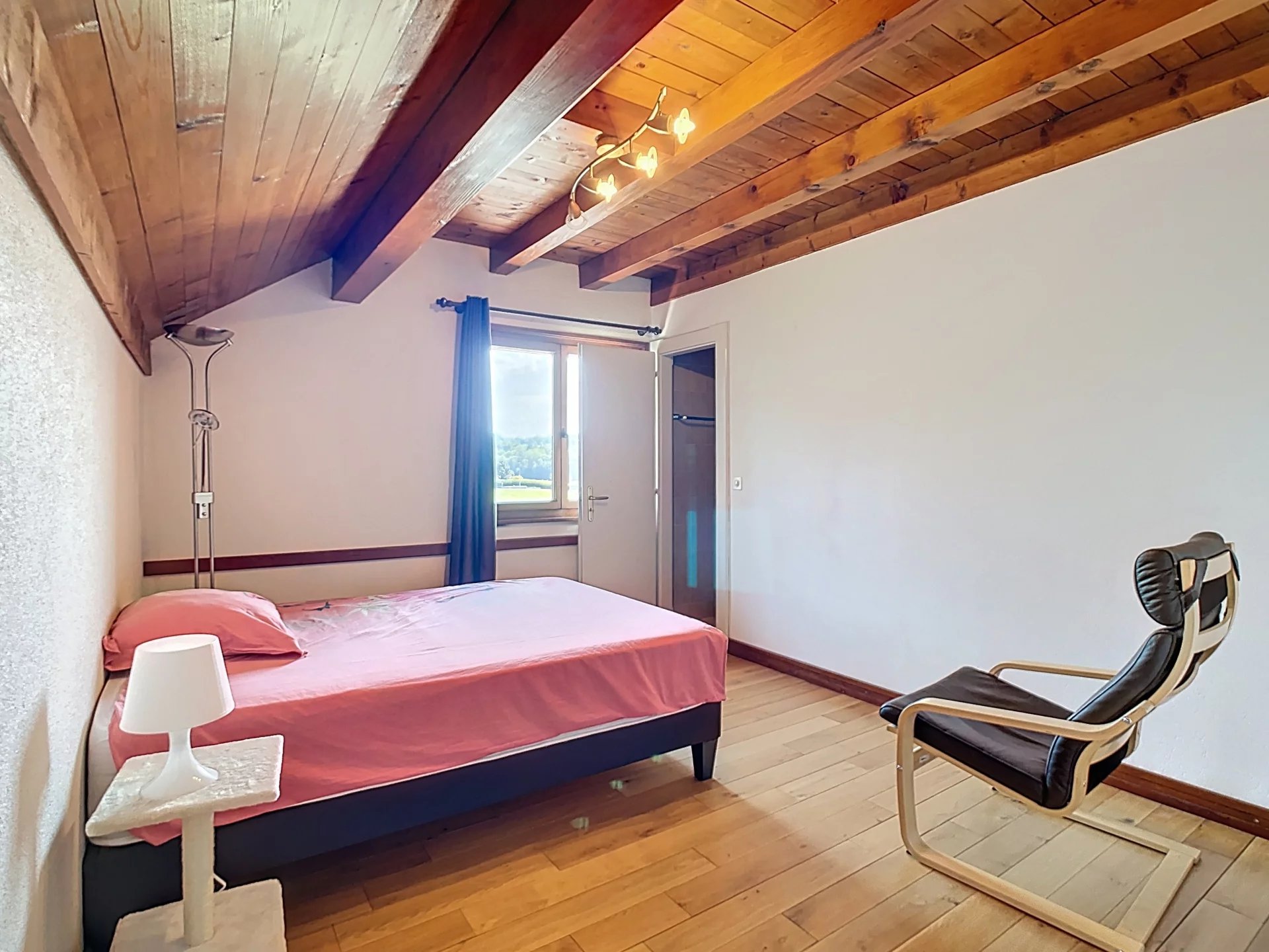 Maison vaudoise avec magnifique jardin