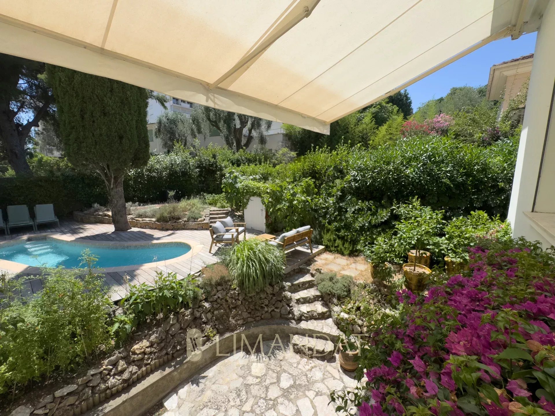 CANNES – MAISON DE VILLE AVEC JARDIN PAYSAGER ET PISCINE