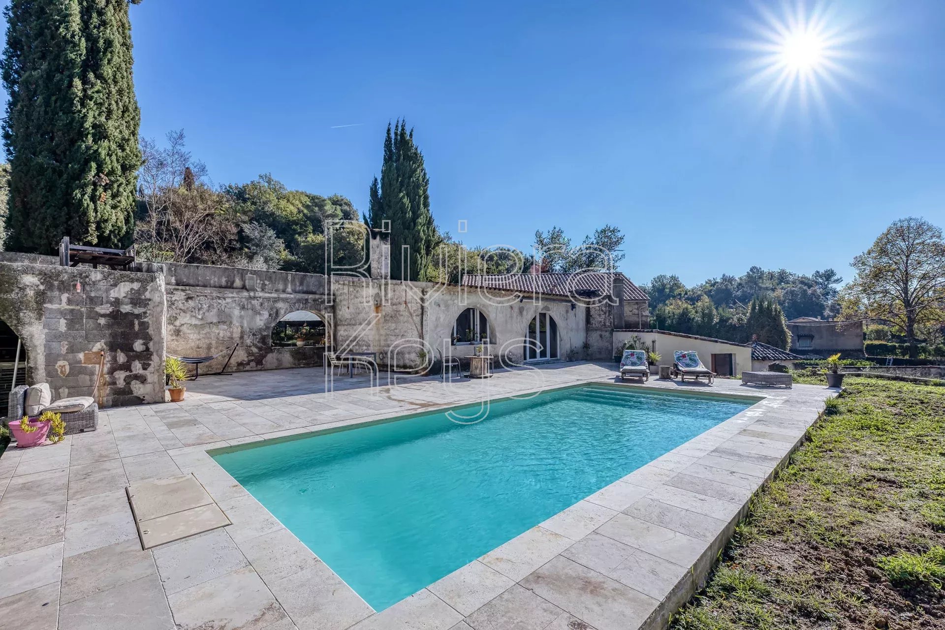 CONTES : Maison de village 4 chambres avec piscine et garage