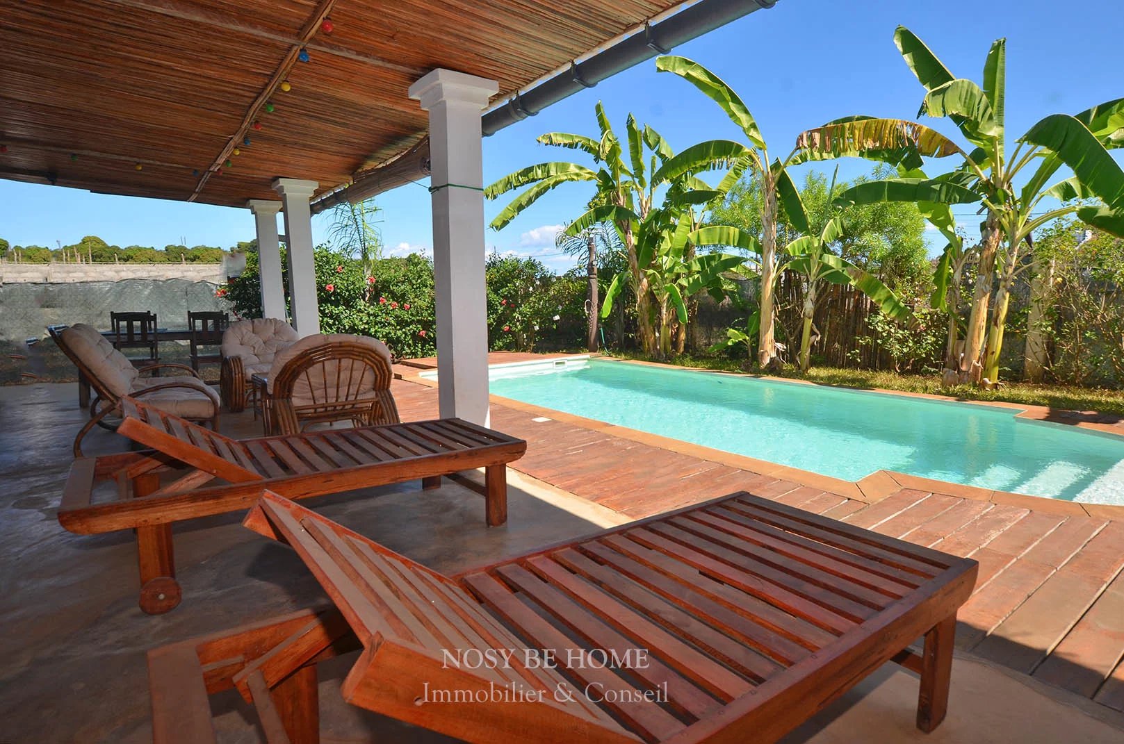 Jolie maison à étage avec piscine