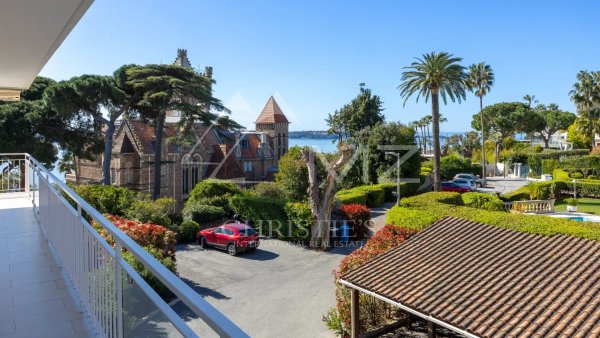 A three-bedroom flat in a stunning setting — photo 3