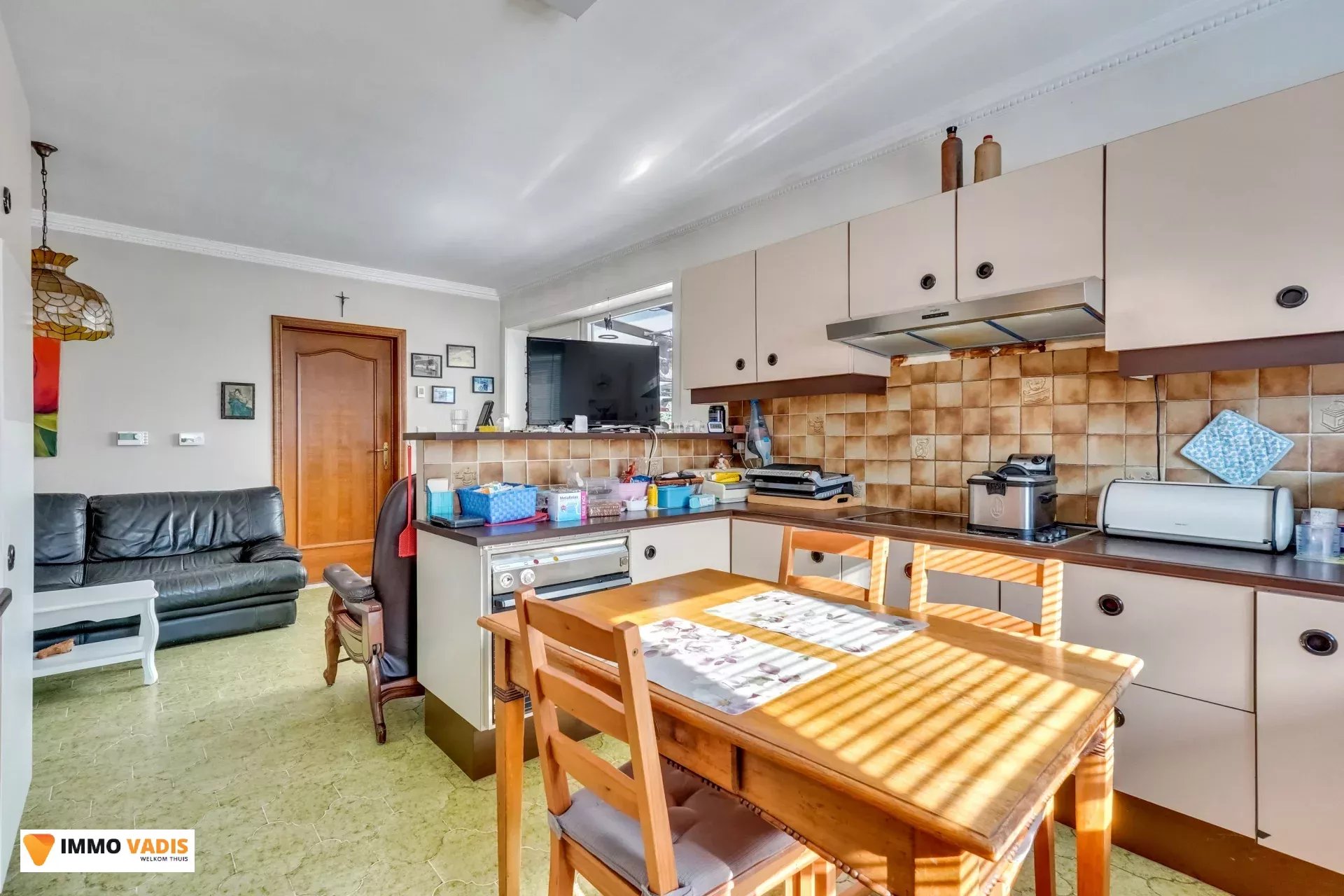 Te koop op lijfrente - Comfortabele villa met drie slaapkamers, twee garages en een magazijn.