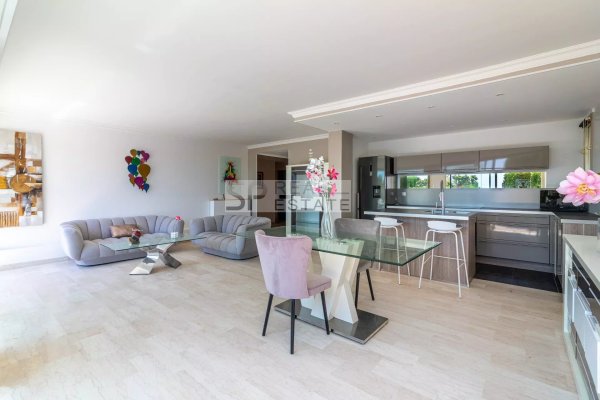 2-Bedroom Apartment in Cannes — photo 3