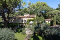 17th-Century Luxury Mas with Olive Grove for Sale in Grasse — photo 1 of 7