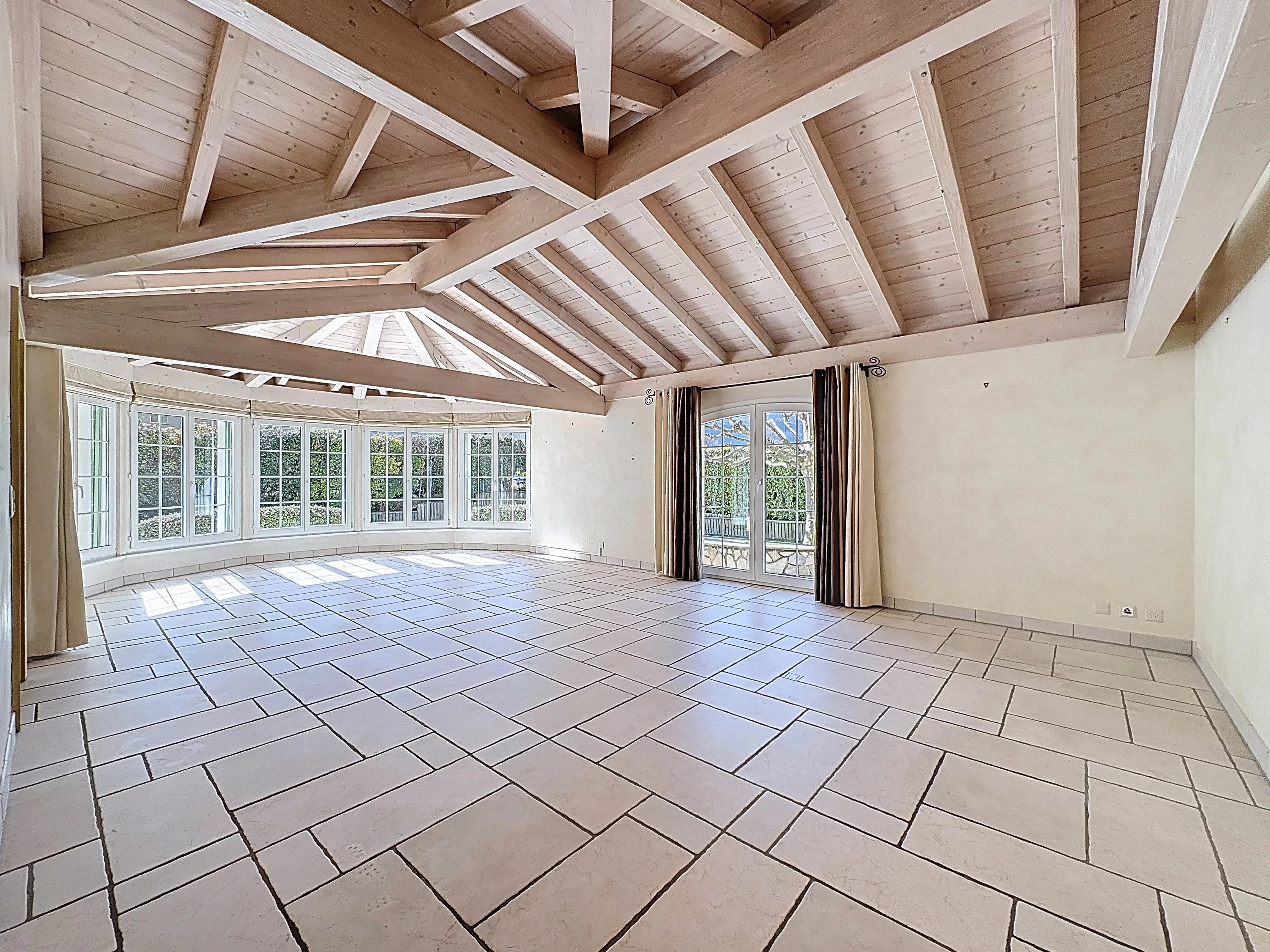 Spacieuse villa 5.5 pièces avec piscine et jardin