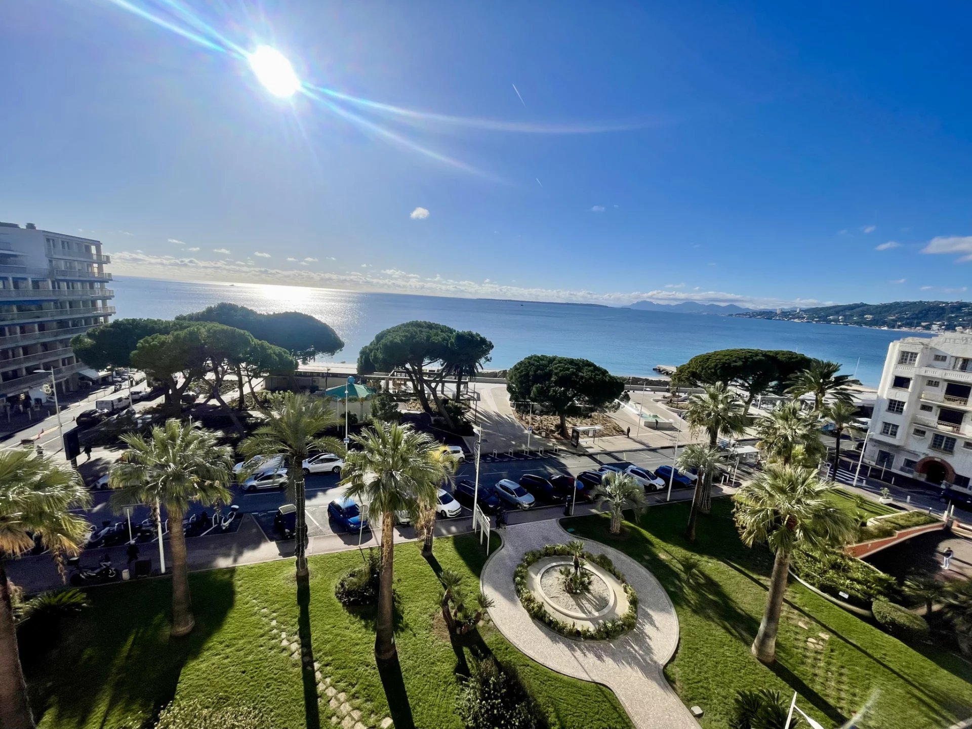 JUAN LES PINS, LE CENTER BAY 2PIECES VUE MER