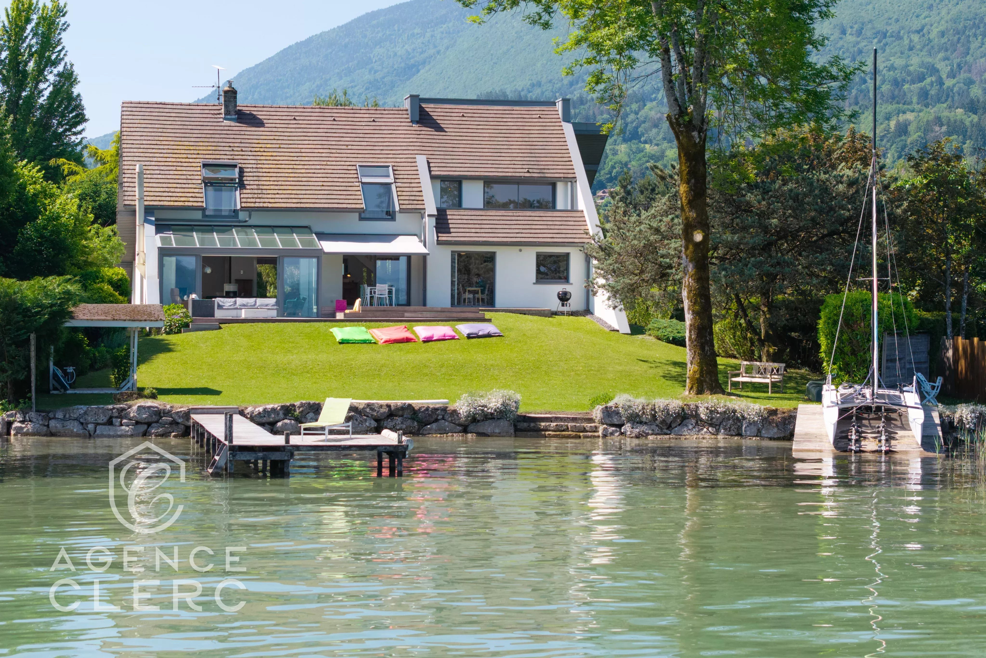 Sevrier, exceptional property with feet in the water