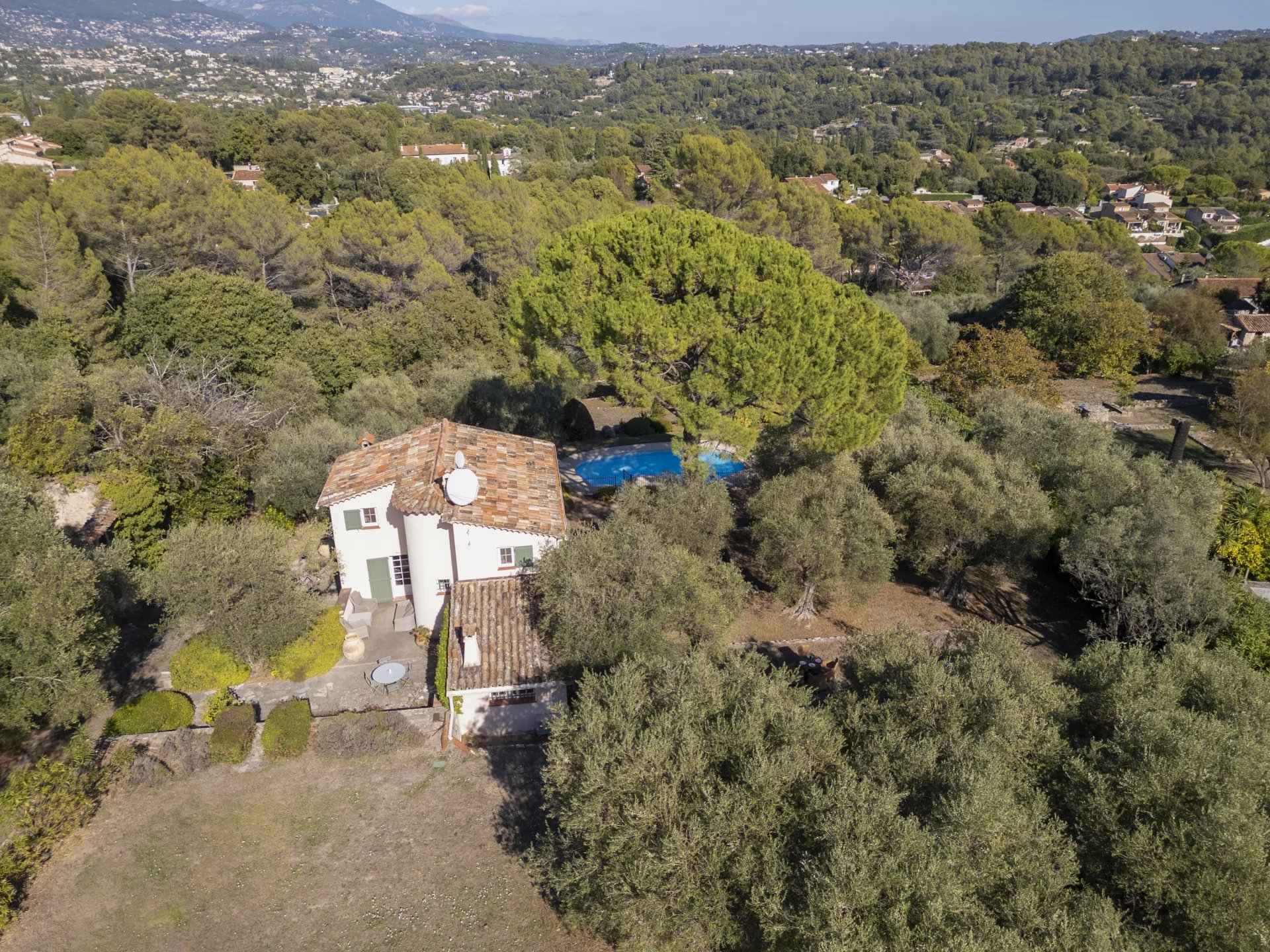Beautiful house with swimming pool and large grounds - Grasse St Jacques Beautiful house with swimming pool and large grounds - Grasse St Jacques