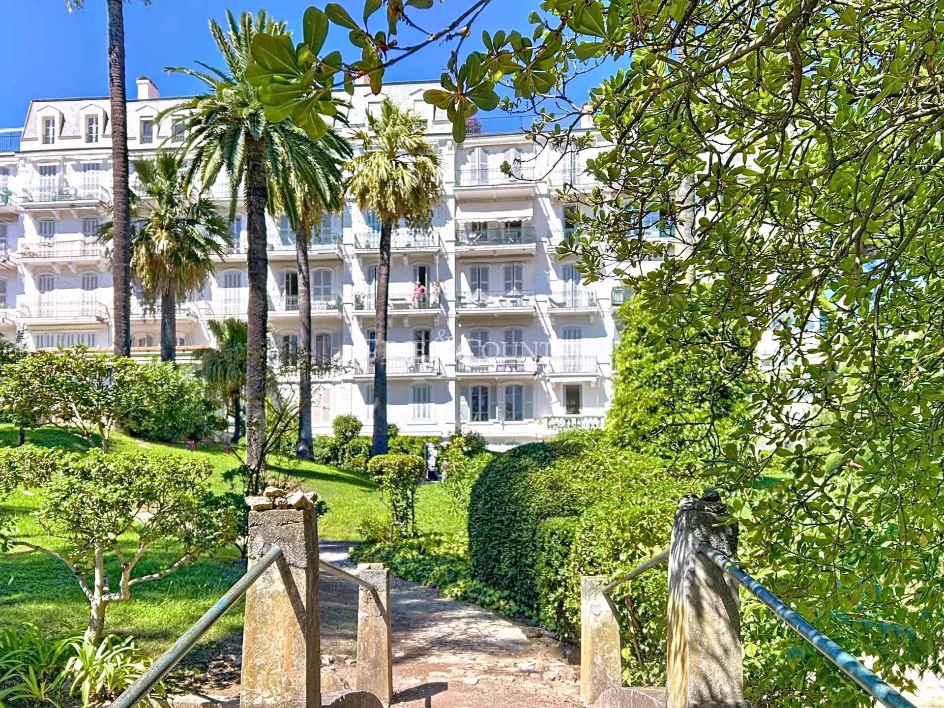 Photo of For sale apartment in Cannes within walking distance to the center, with workshop