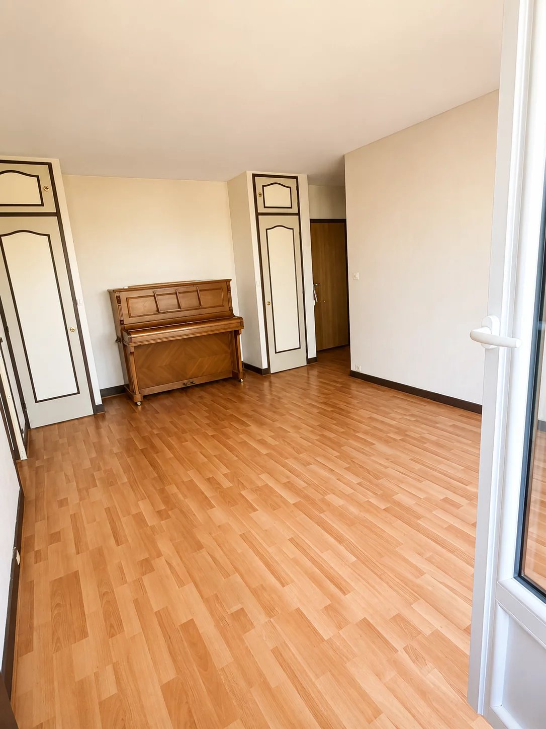 Charmant 2 pièces lumineux avec parking et cave – Idéal premier achat ou investissement - Photo 2