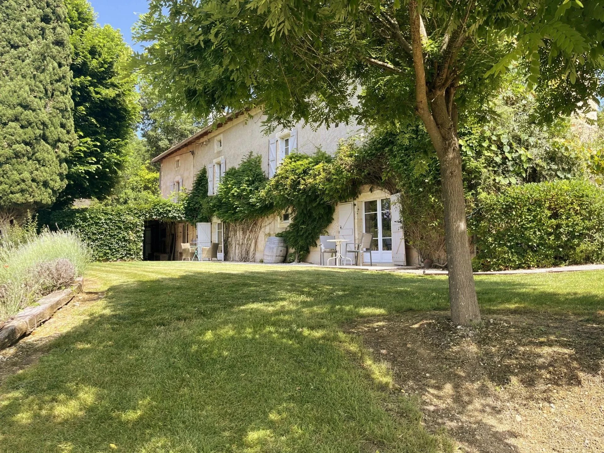 Superbe Maison en Pierre Restaurée avec Piscine et 2 Hectares dans le Triangle d’Or du Tarn