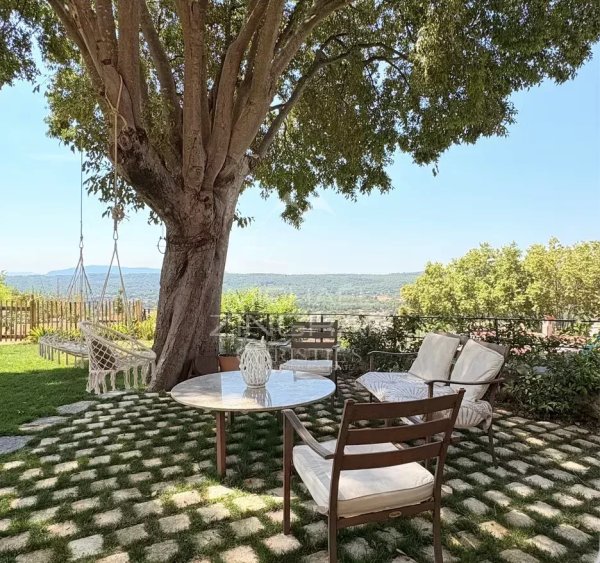 Provençal lifestyle at the doorstep of the village of Fayence — photo 2