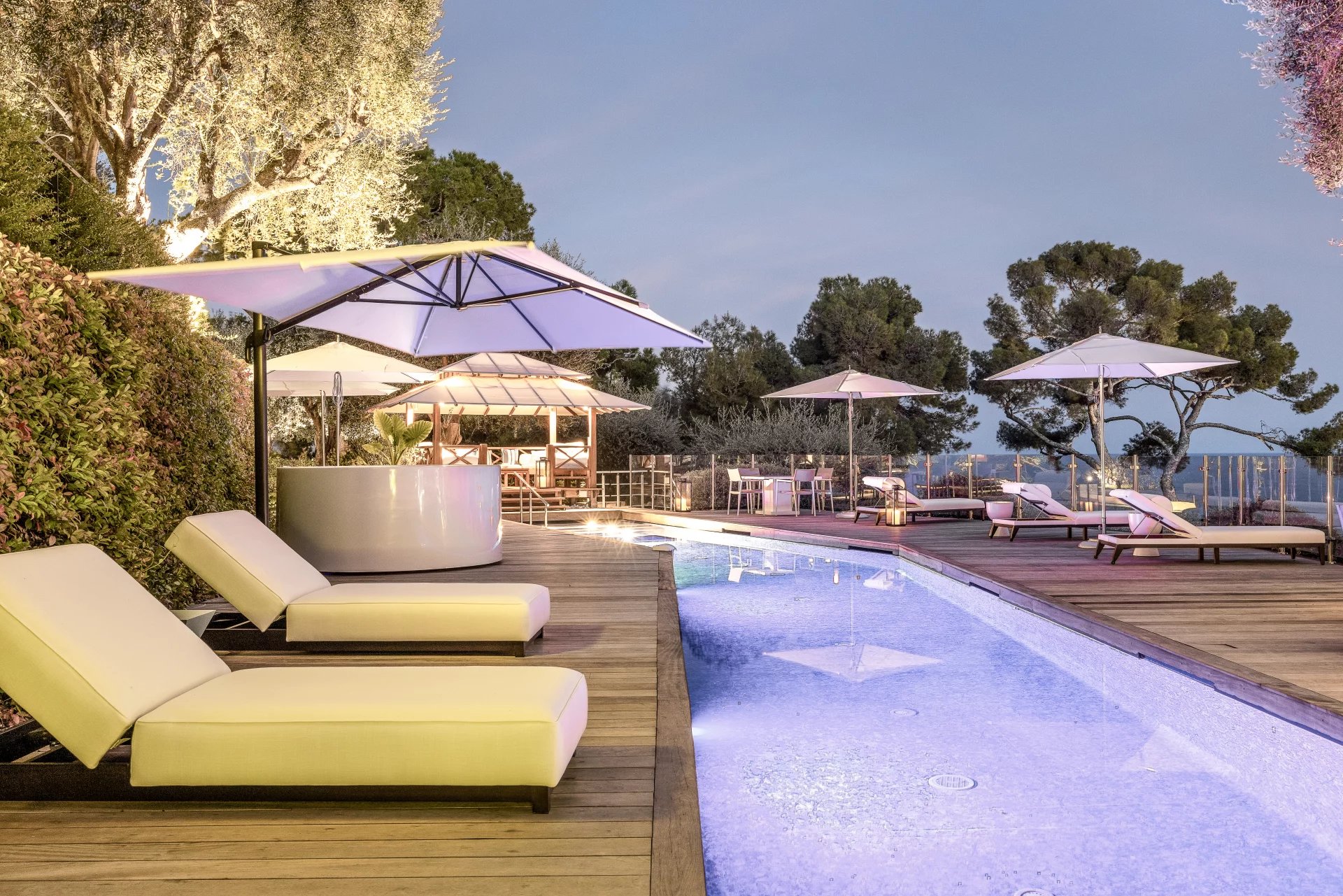 Contemporary 5-bedroom villa with panoramic view