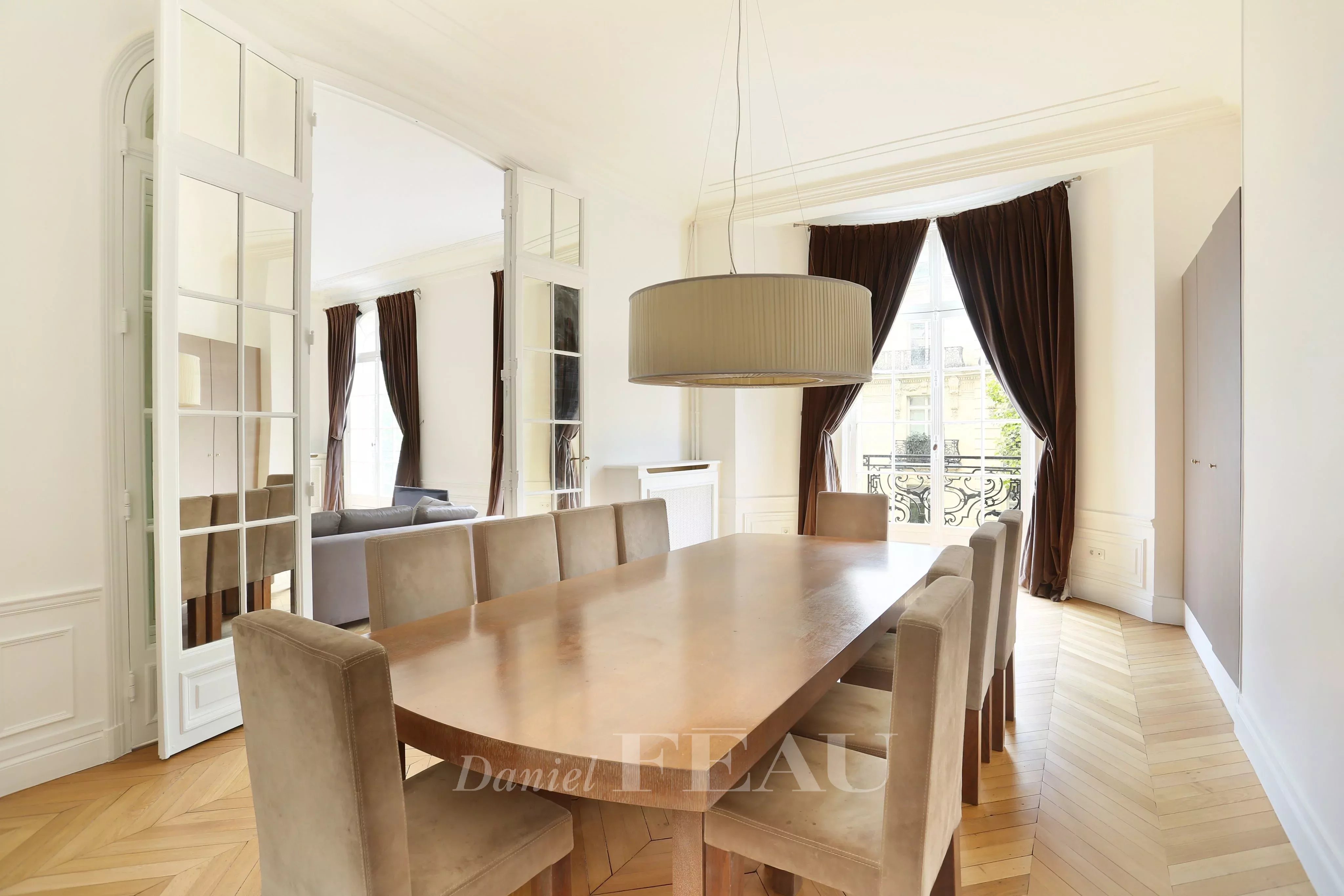 Salle à manger Fenêtres coulissantes Lumière naturelle Parquet