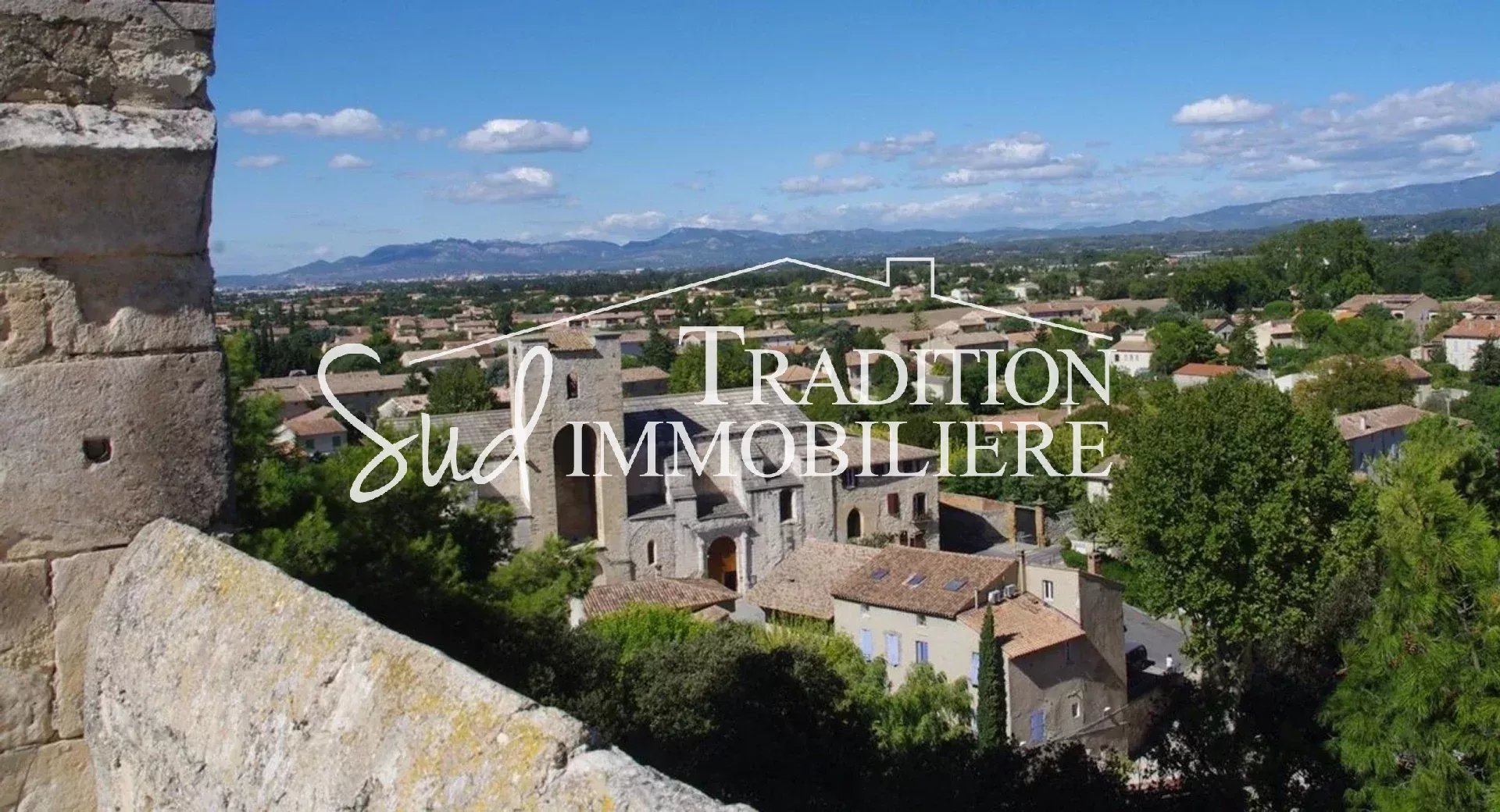 AU COEUR DU VILLAGE DE PERNES LES FONTAINES