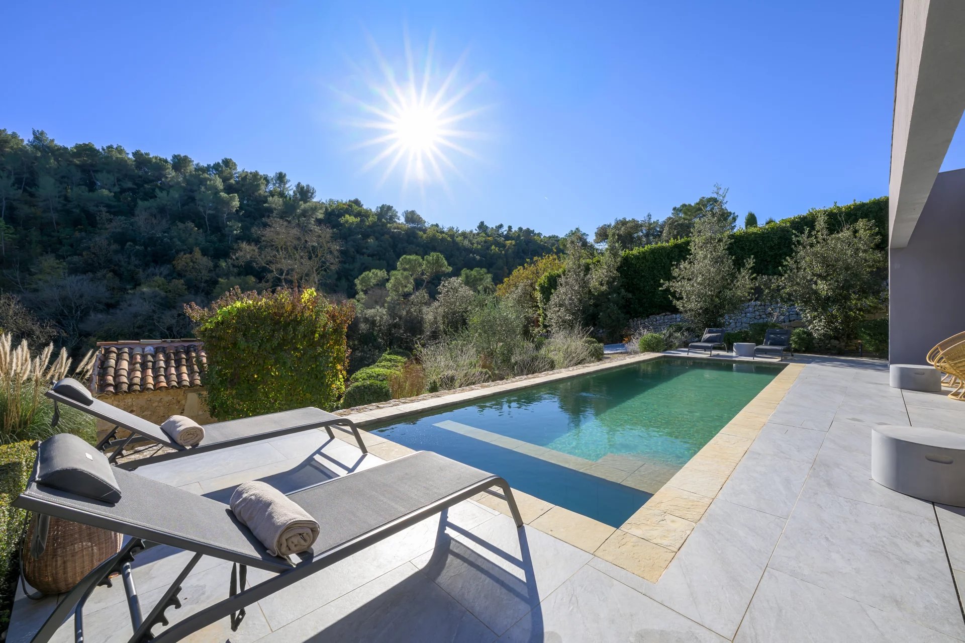 Contemporaine à pied du village 6