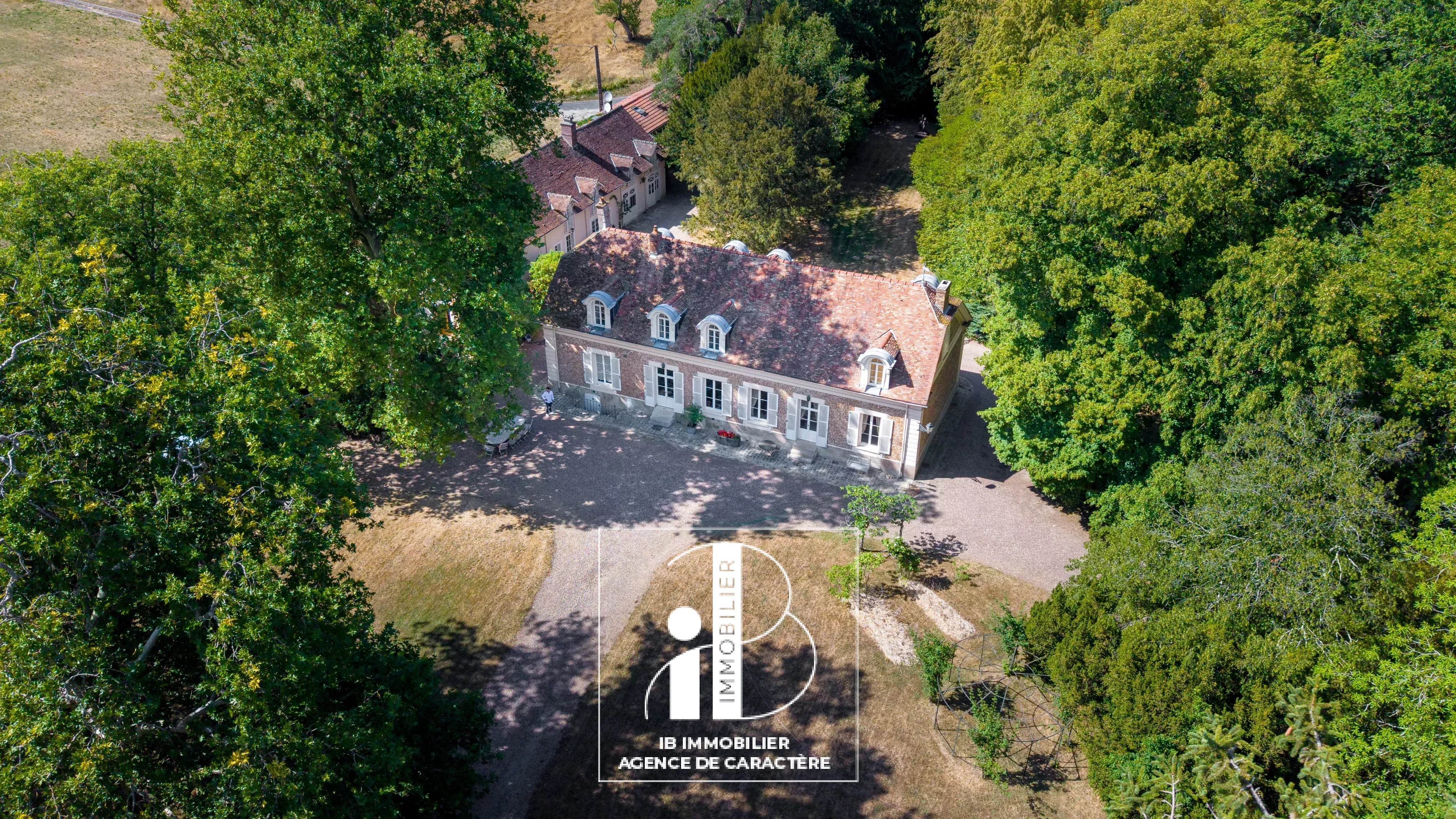 PROCHE VAUX-LE-VICOMTE - DOMAINE DE 650 M² – ANCIEN RELAIS DE CHASSE, LONGÈRE ET DÉPENDANCES – PARC DE 2 HA