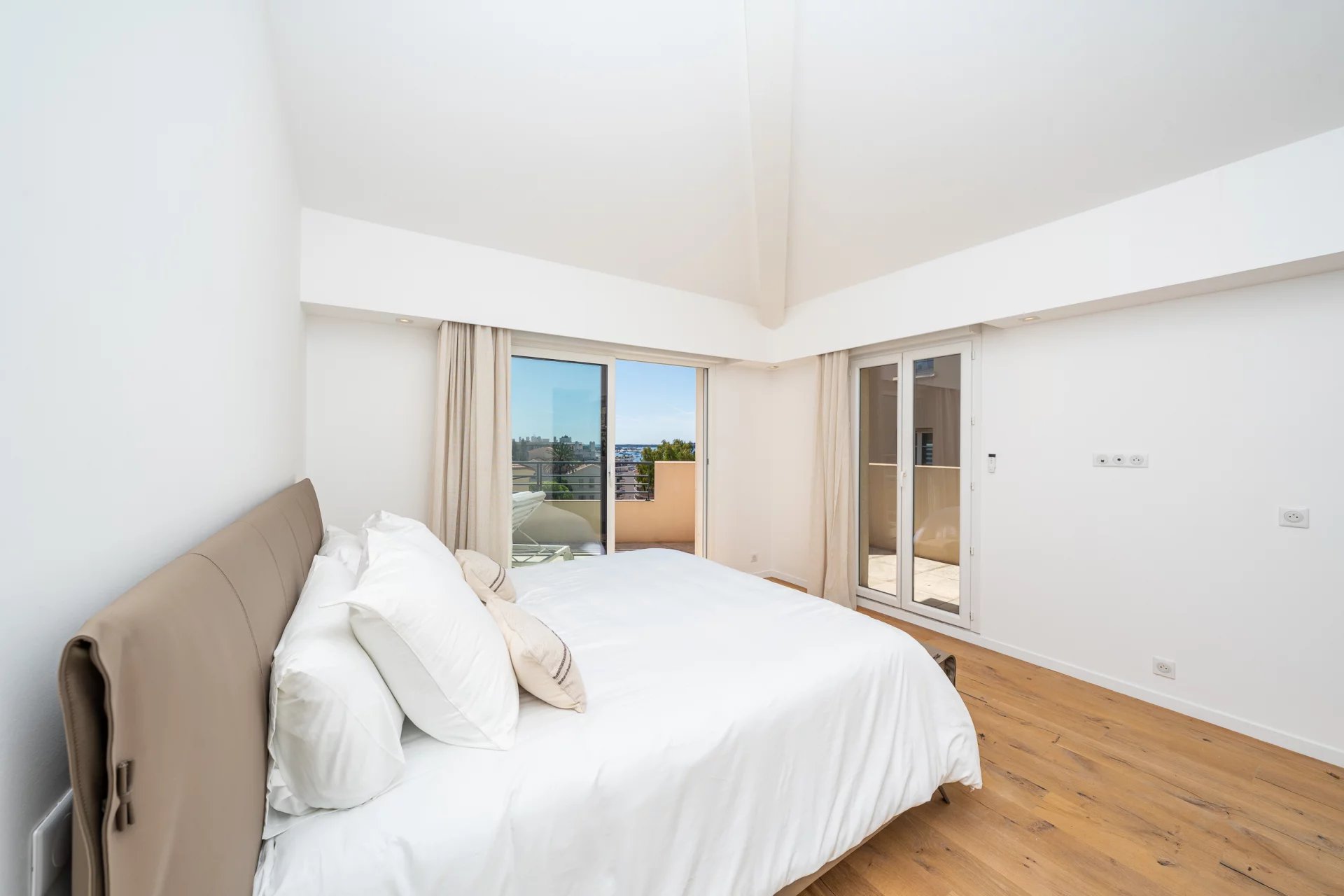 SUPERB PENTHOUSE WITH PANORAMIC SEA VIEW — 3 GARAGES — CANNES CENTRE